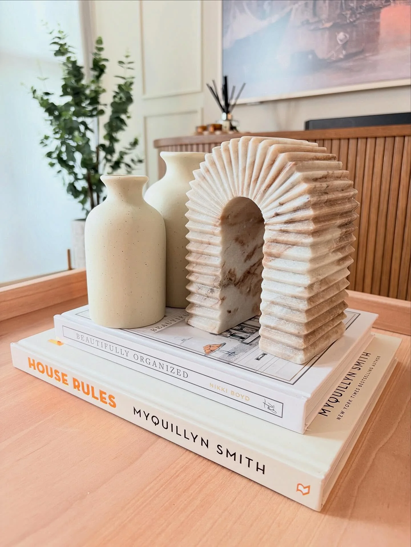 Day off = reset. Neutral tones, quiet moments, cozy energy 🕯️