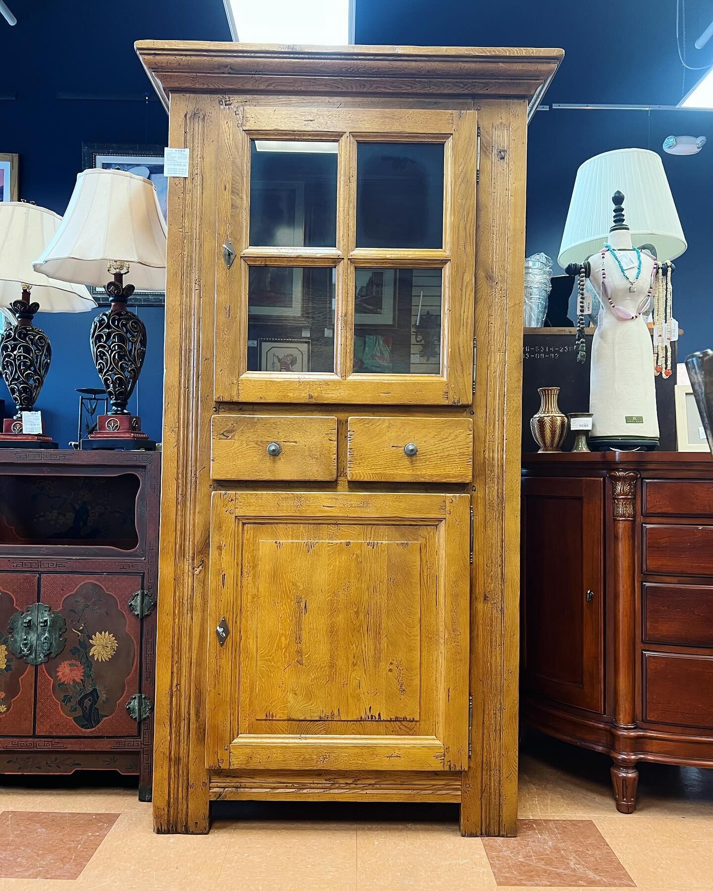 This beautiful solid wood piece has keys for the top and bottom cabinets 😍