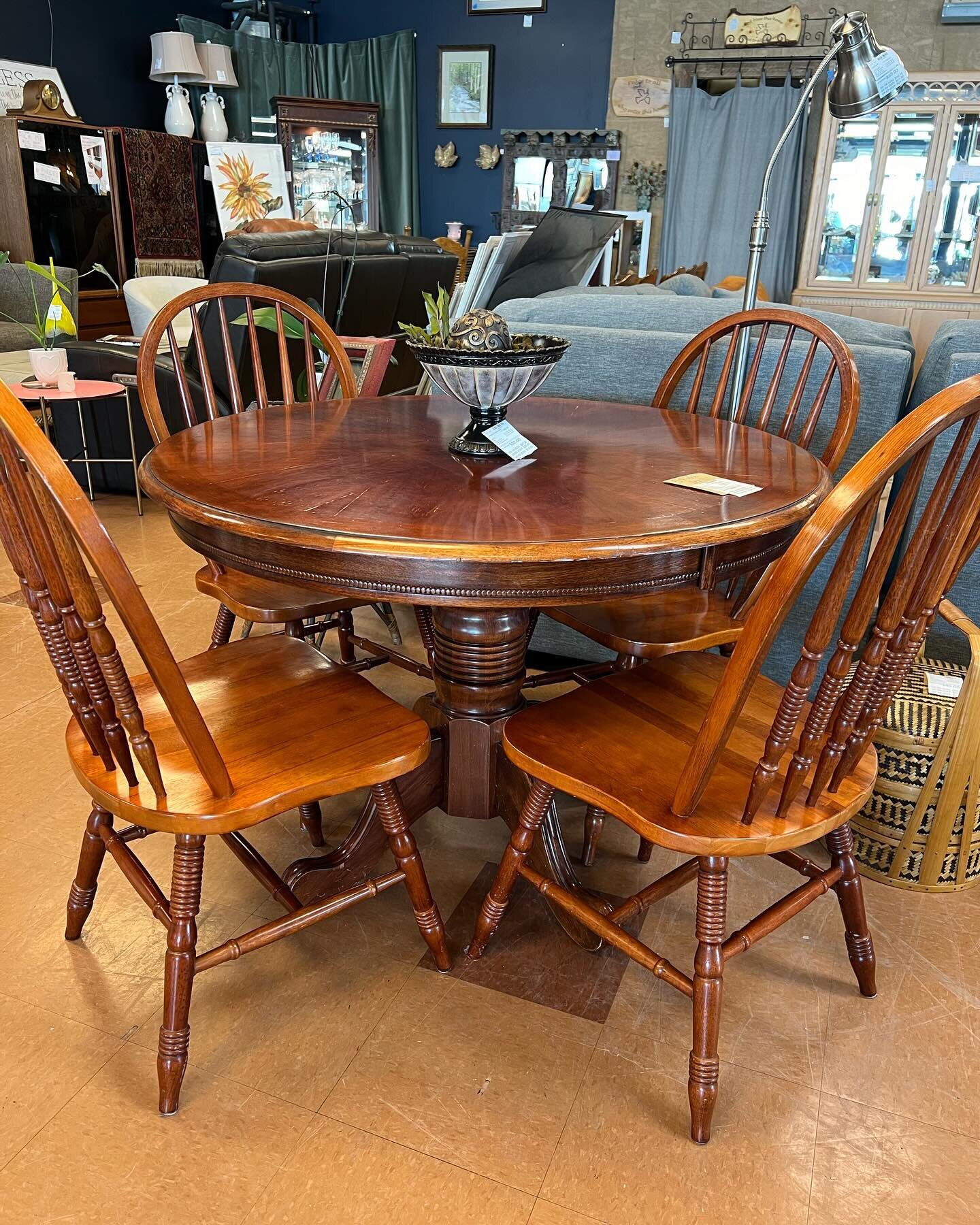 Super cute round dinette with a beautiful carved detail around the apron!