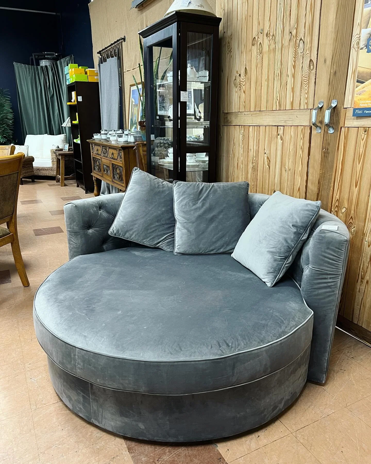 Round snuggle seating in velvet&hellip;😍