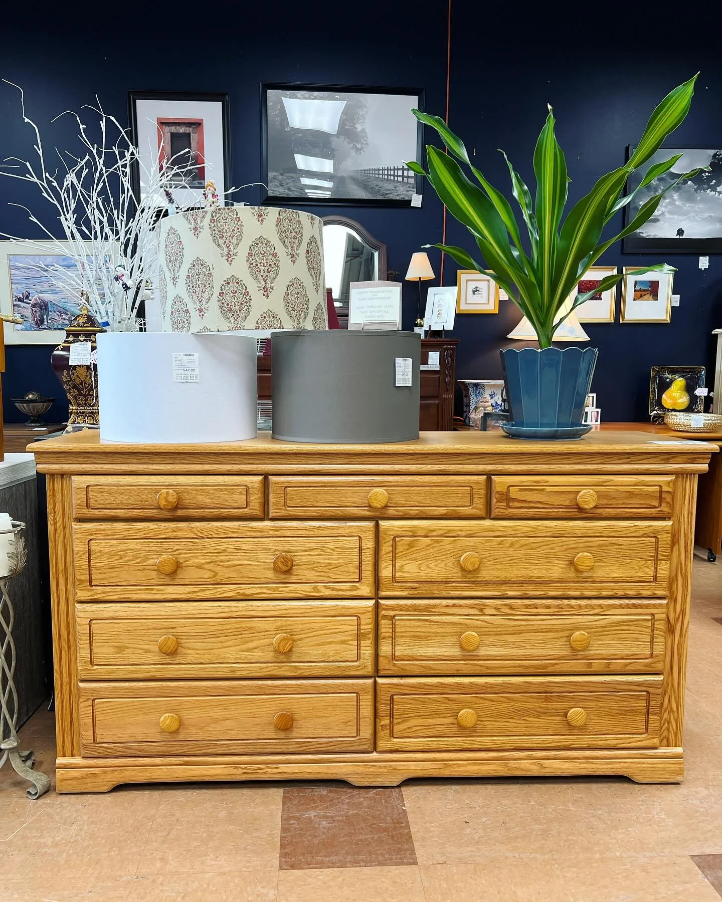 Oak with a cedar lined drawer 😍