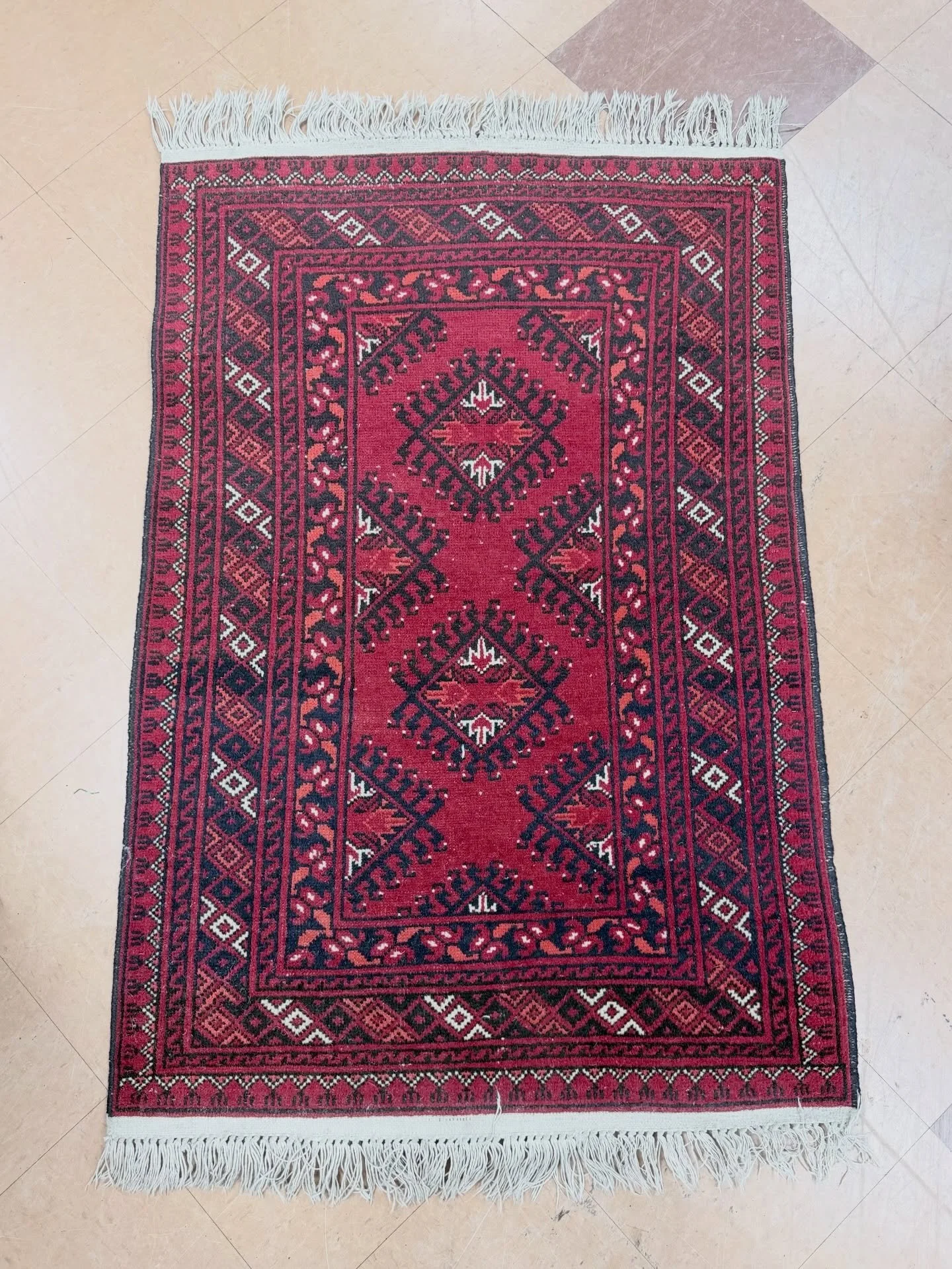 Pristine condition Persian rug! 2&rsquo;7&rdquo;x 4&rsquo;3&rdquo;
