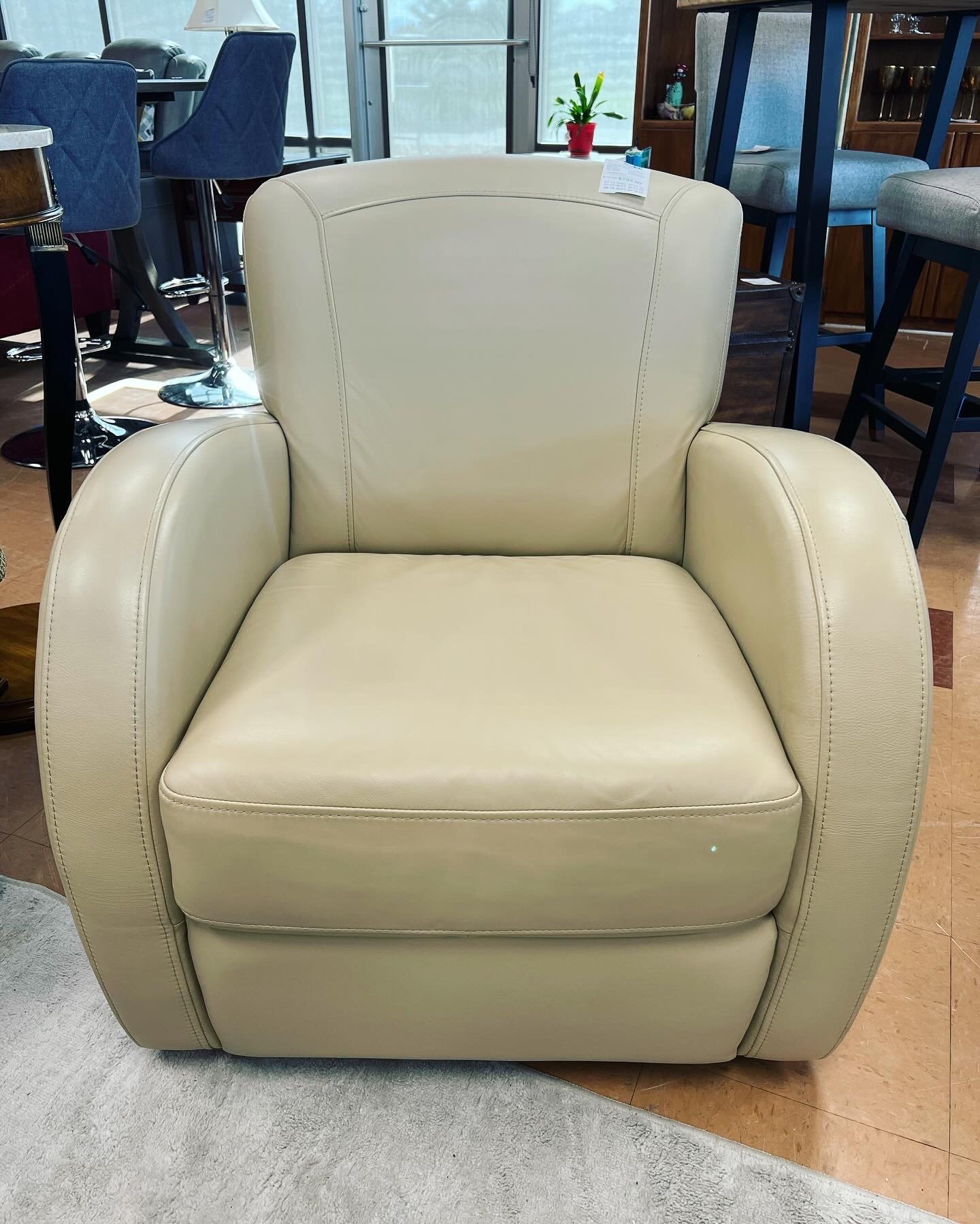 Leather Swivel in Excellent Condition!