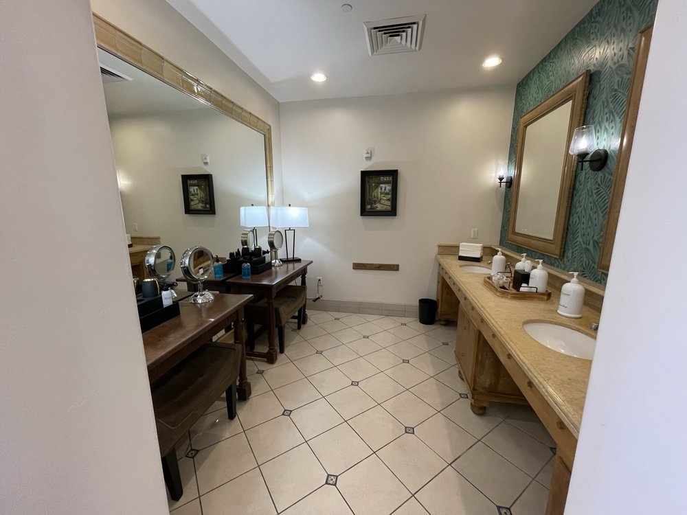  Vanity area to get ready after your spa treatments. 