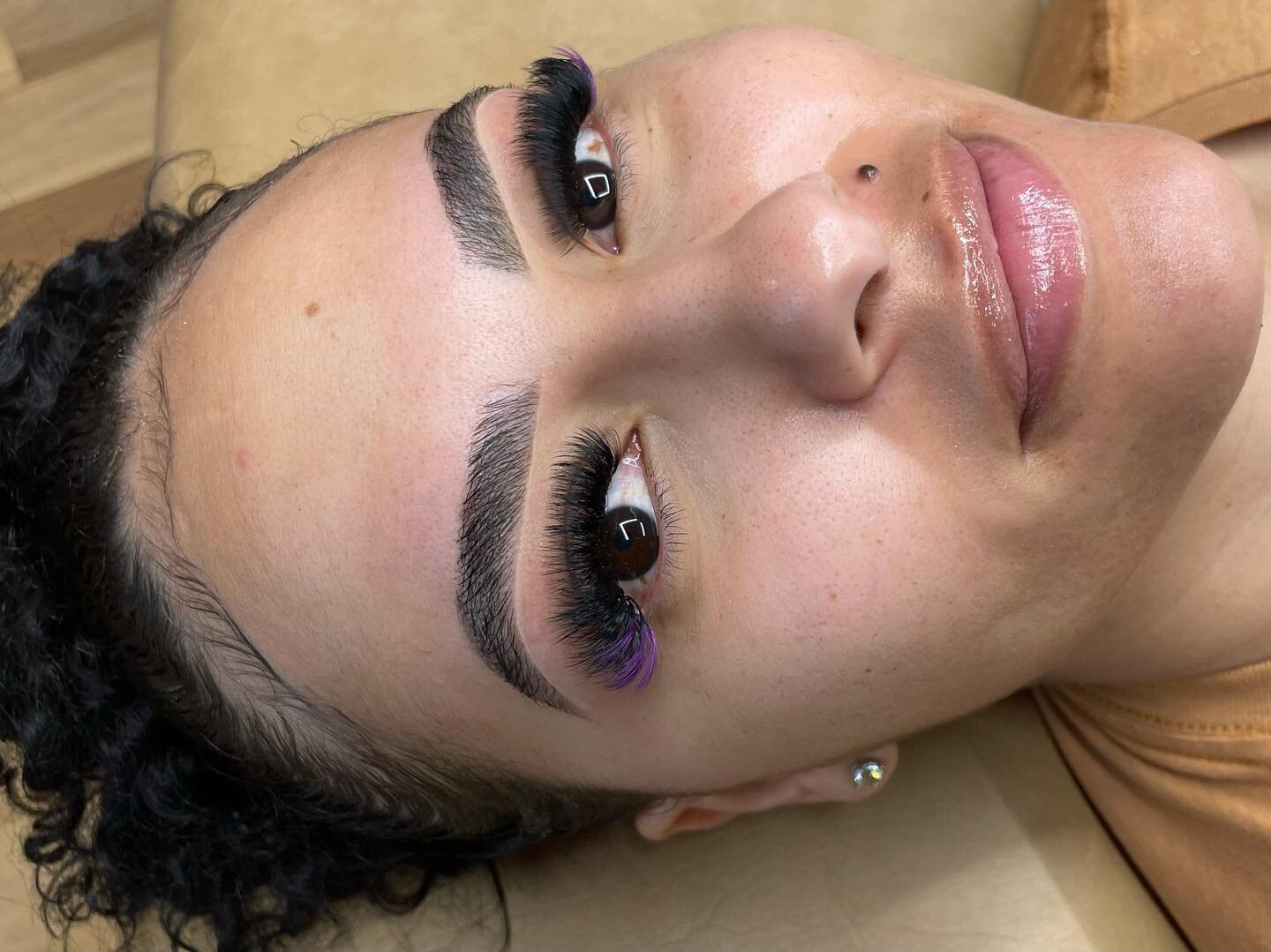 𝐓𝐞𝐚𝐦𝐰𝐨𝐫𝐤 makes the 𝐝𝐫𝐞𝐚𝐦 𝐰𝐨𝐫𝐤!

𝐍𝐞𝐱𝐭 𝐝𝐨𝐨𝐫 𝐧𝐞𝐢𝐠𝐡𝐛𝐨𝐫𝐬 in action.💅🏻

 Brow Wax &amp; Stain by @browdphx 
Lashes by @prettylittlevibez_ 

📸 @kyymonroe 

&bull;
&bull;
&bull;
&bull;
#azbrows #phoenixbrows #phxlashes #a