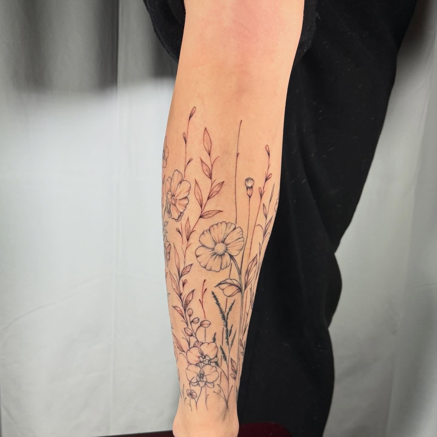 Finished up this fun floral leg piece! Thank you for trusting me with this &hearts;️

#madisonwi #femaltattooartist #fineline
