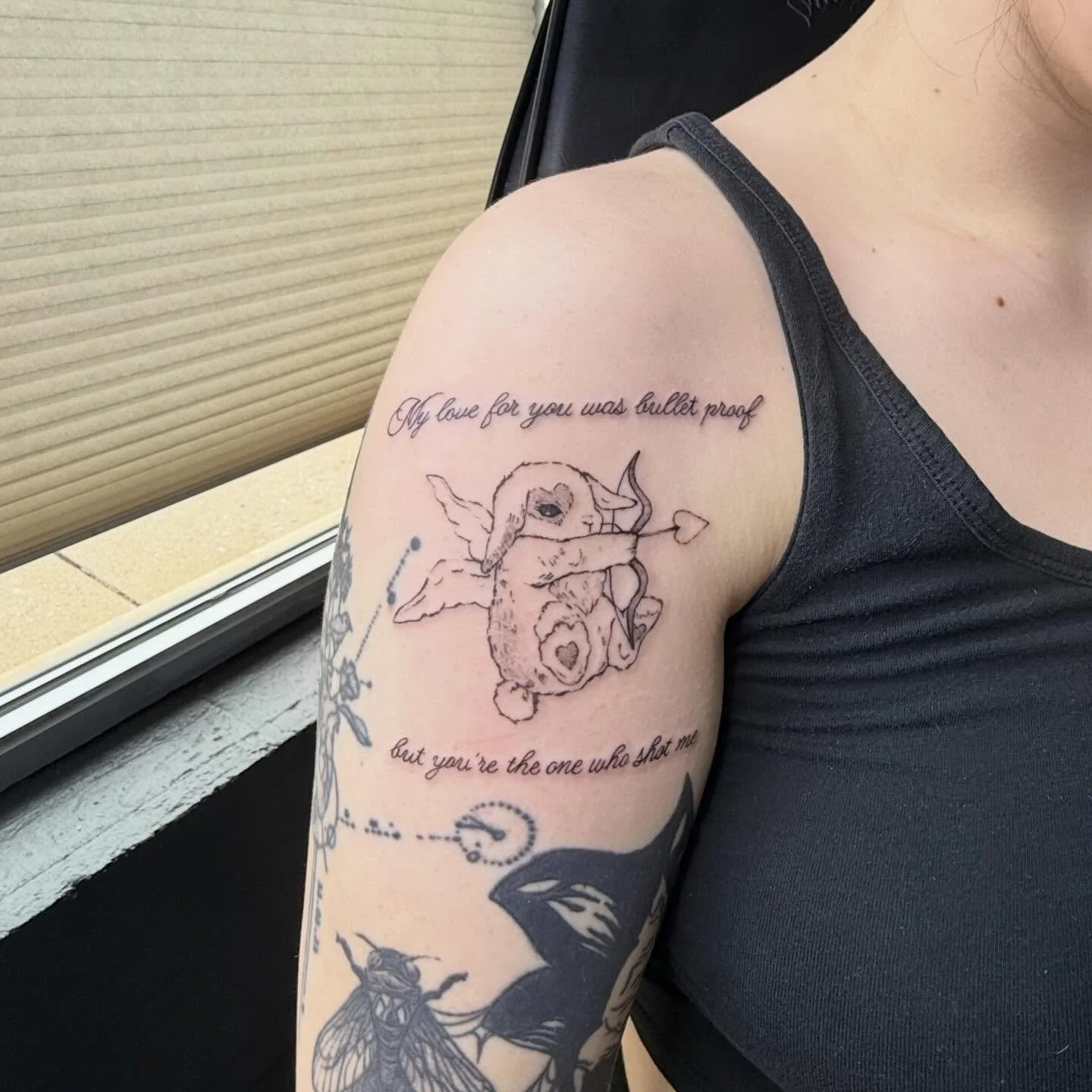 Fine line cherub with custom script.
Delicate, intentional, and full of feeling.
Thanks for trusting me with this piece 🐰&hearts;️