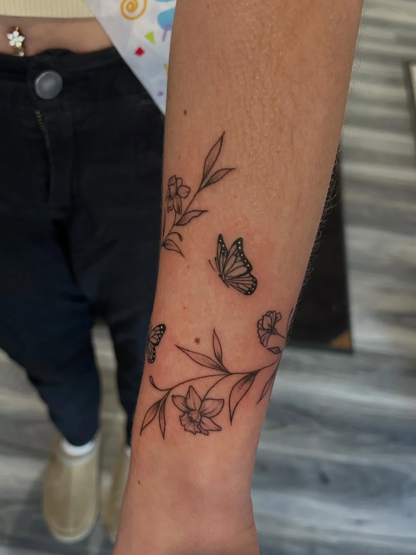 Fine line wrap tattoo! &hearts;️ 🌼 

#madisonwi #madisontattoo #fineline #floraltattoo #femaletattooartist