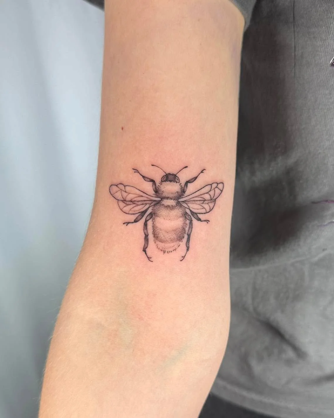 Bee-hold 🤭 🐝 

#MadisonWI #femaletattooartist #finelinetattoo  #beetattoo