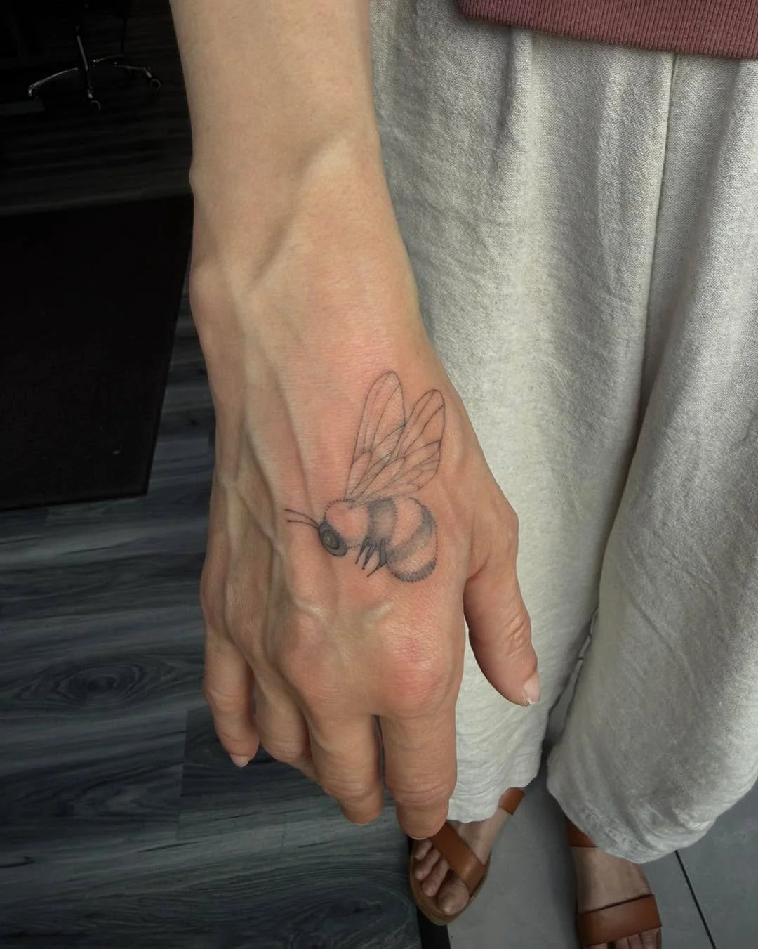 Bee hand! 🐝 

#MadisonWI #femaletattooartist #finelinetattoo #bee #beetattoo