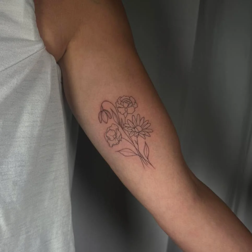 Cute lil florals 

#MadisonWI #femaletattooartist #finelinetattoo #floraltattoo #lineworkfloraltattoo