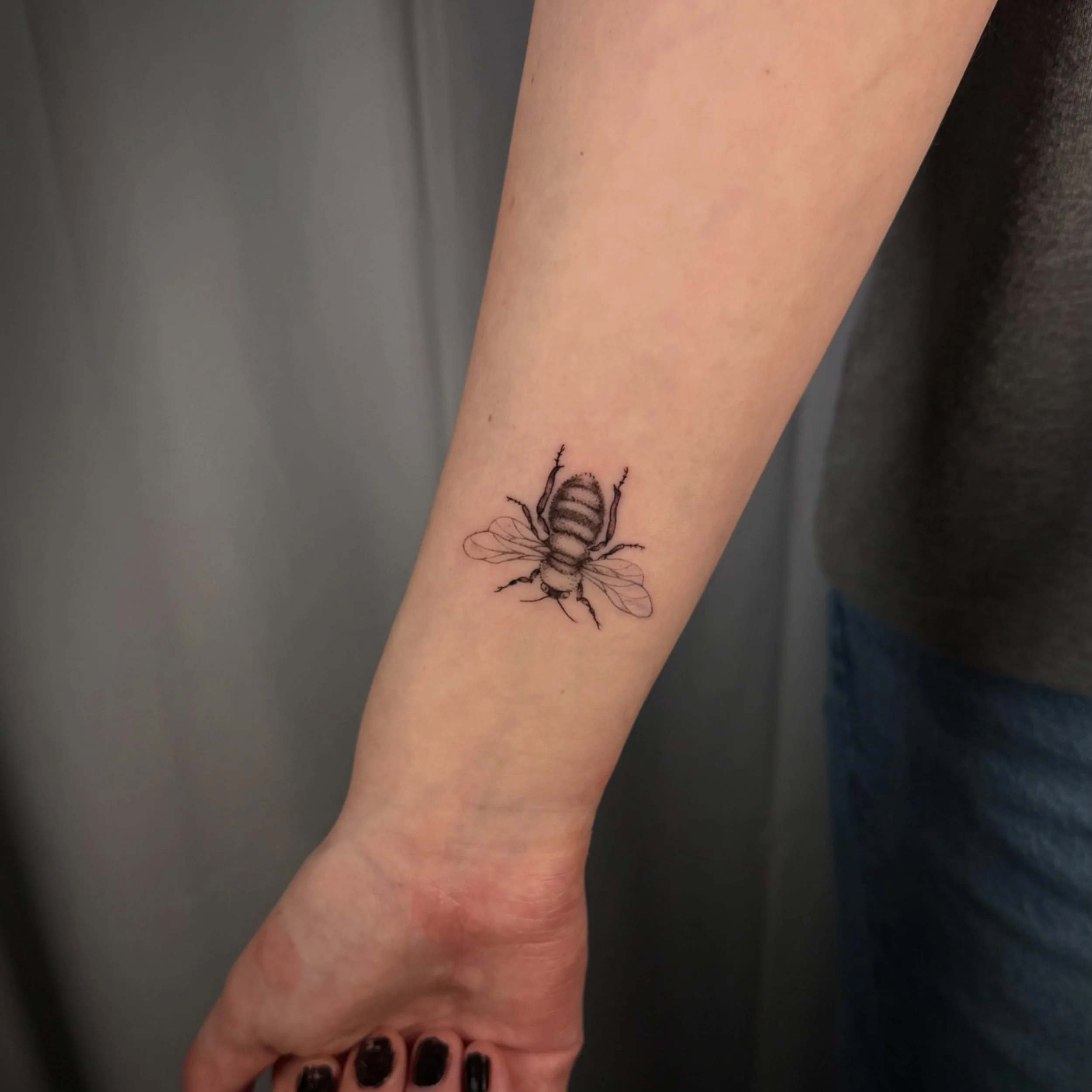 I love tattoos lil bees 🐝 &hearts;️ 

#madisonwi #beetattoo #femaletattooartist