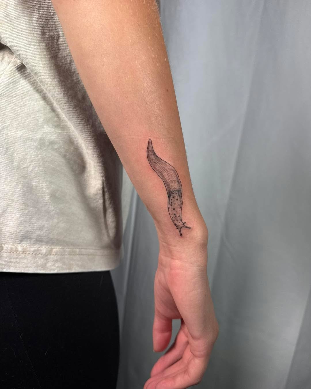 Just a little guy 🐌🖤

I love tattooing bugs and critters ✨ 

#MadisonWI #femaletattooartist #finelinetattoo #slug