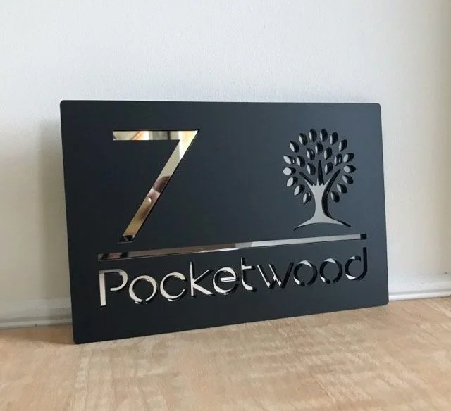 30x20cm House sign, black with reflective mirror letters.