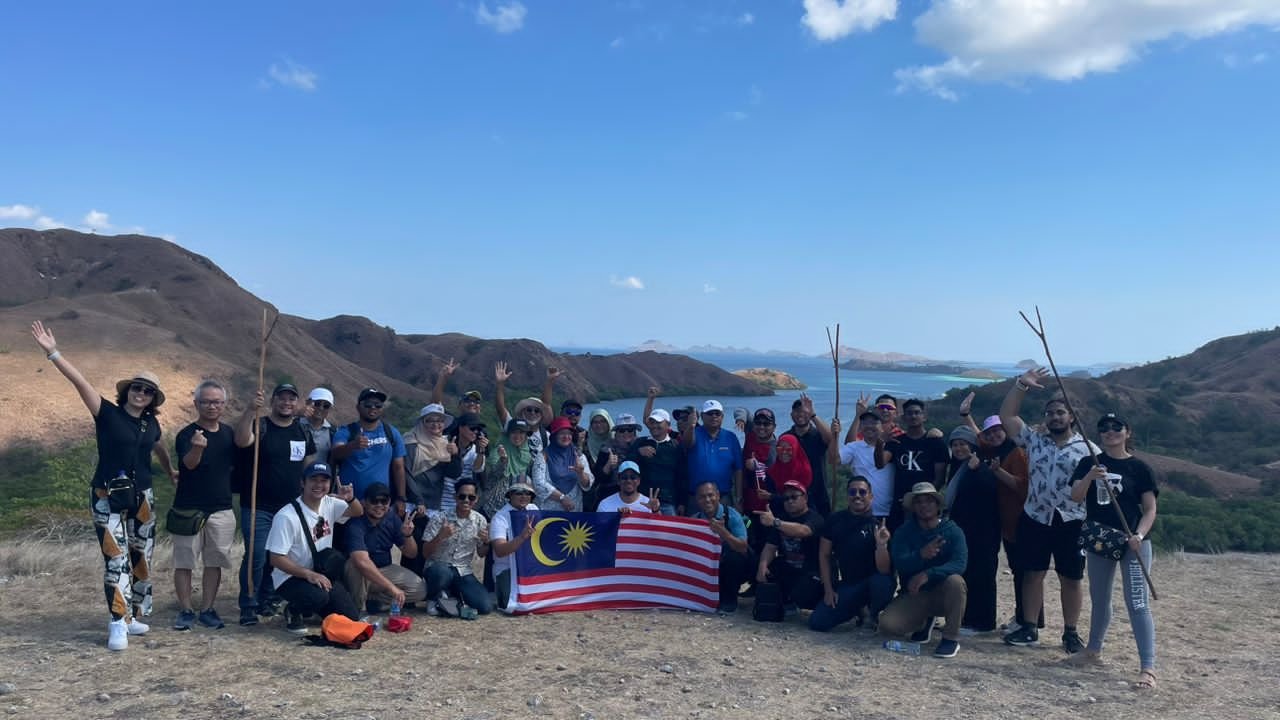   &nbsp; Group at the Rinca Island, Komodo National Park.&nbsp;  