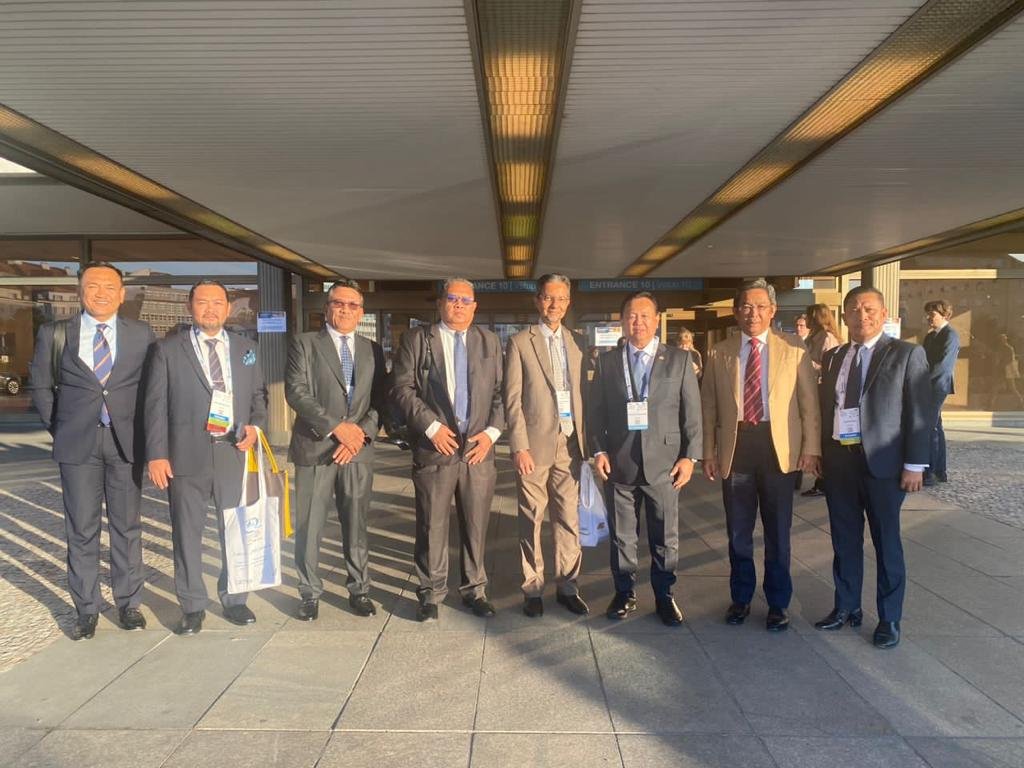   Group photograph with the Minister of Works, YB Dato Sri Alexander Nanta Linggi (third from right) at the conference venue.  