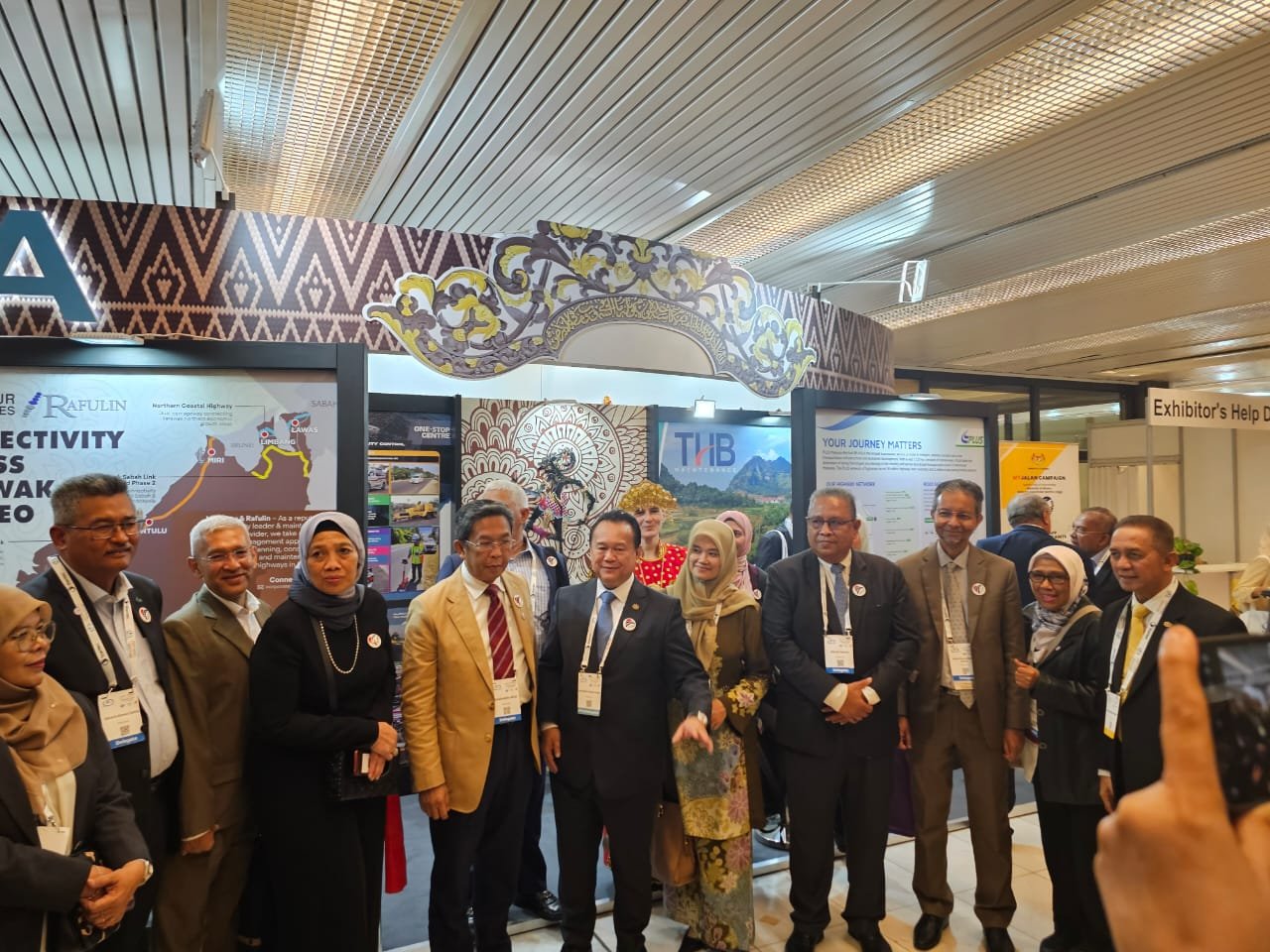  Minister of works, YB Dato Sri Alexander Nanta Linggi (middle) at the Malaysia Pavilion during the opening ceremony.&nbsp; 