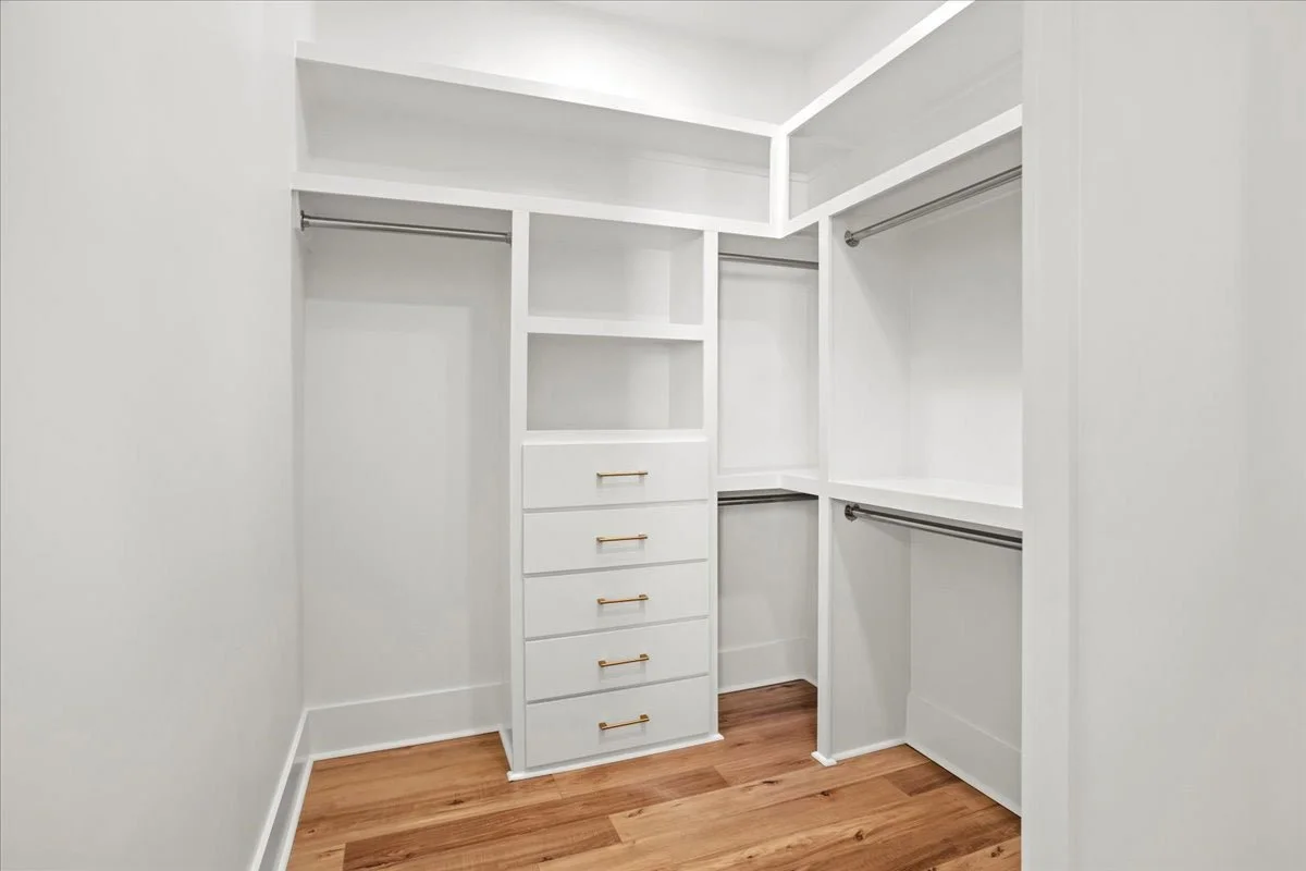 25-Closet.jpg