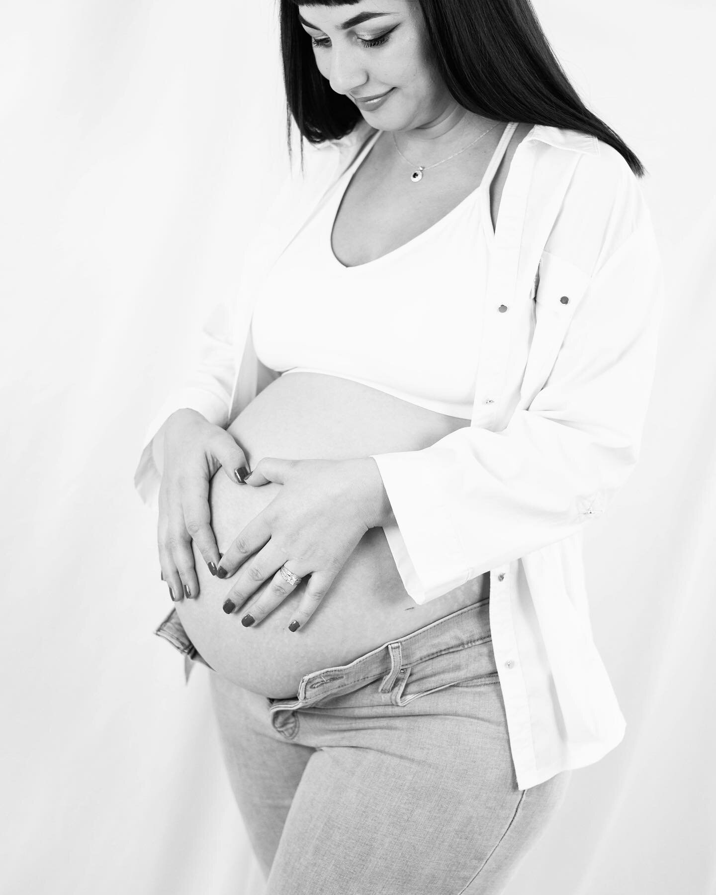 Isn&rsquo;t this mama gorgeous 😍 #maternityshoot #photography #photooftheday