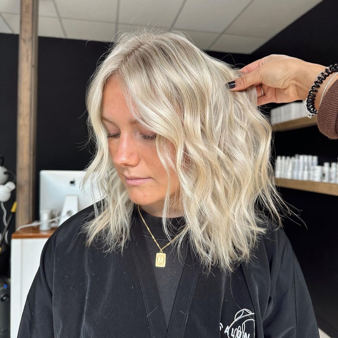 Summer is creeping up!! What are you doing this spring? Staying darker or going lighter? 

Work by stylist @hairby.shalea