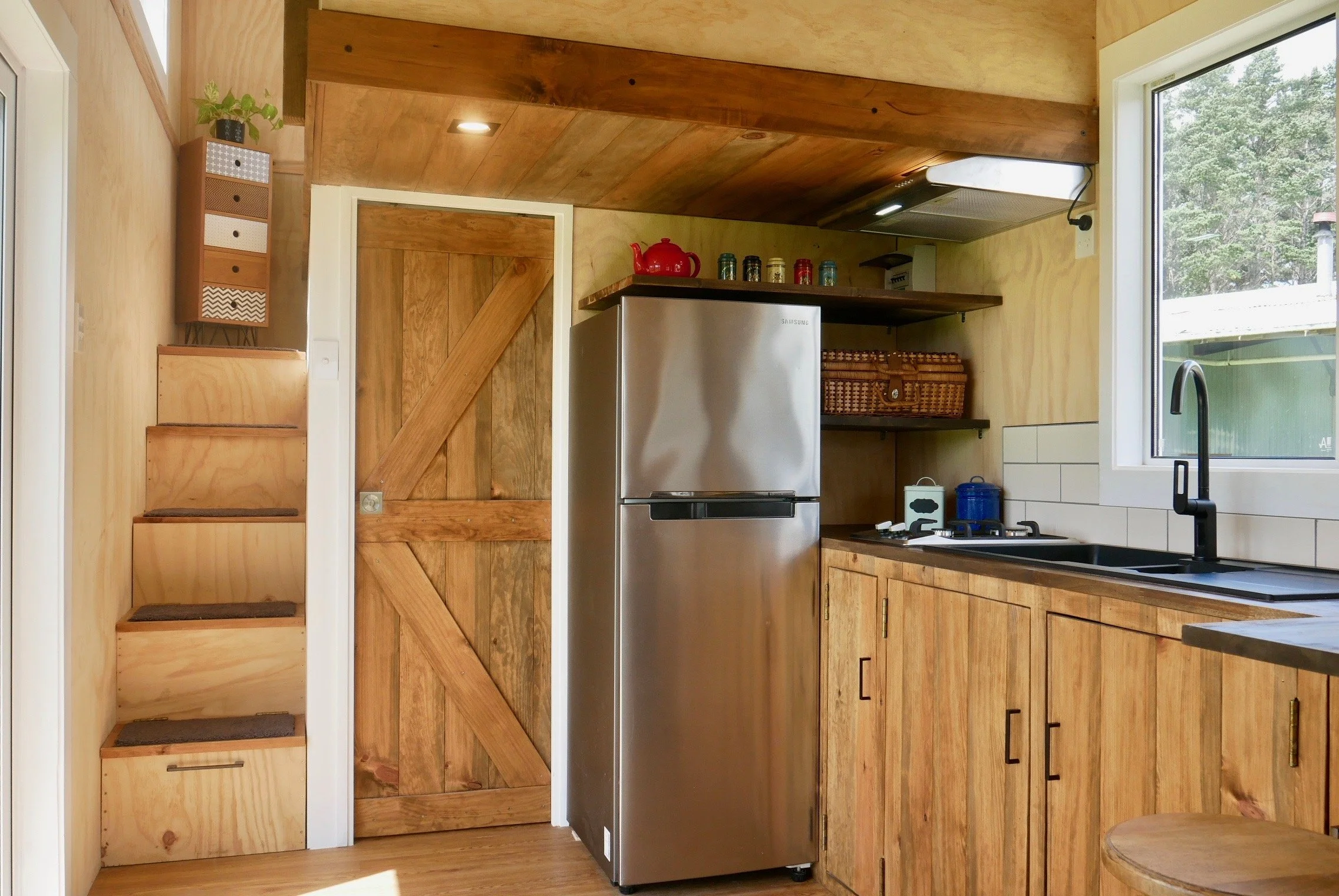 close pic of fridge etc.jpeg