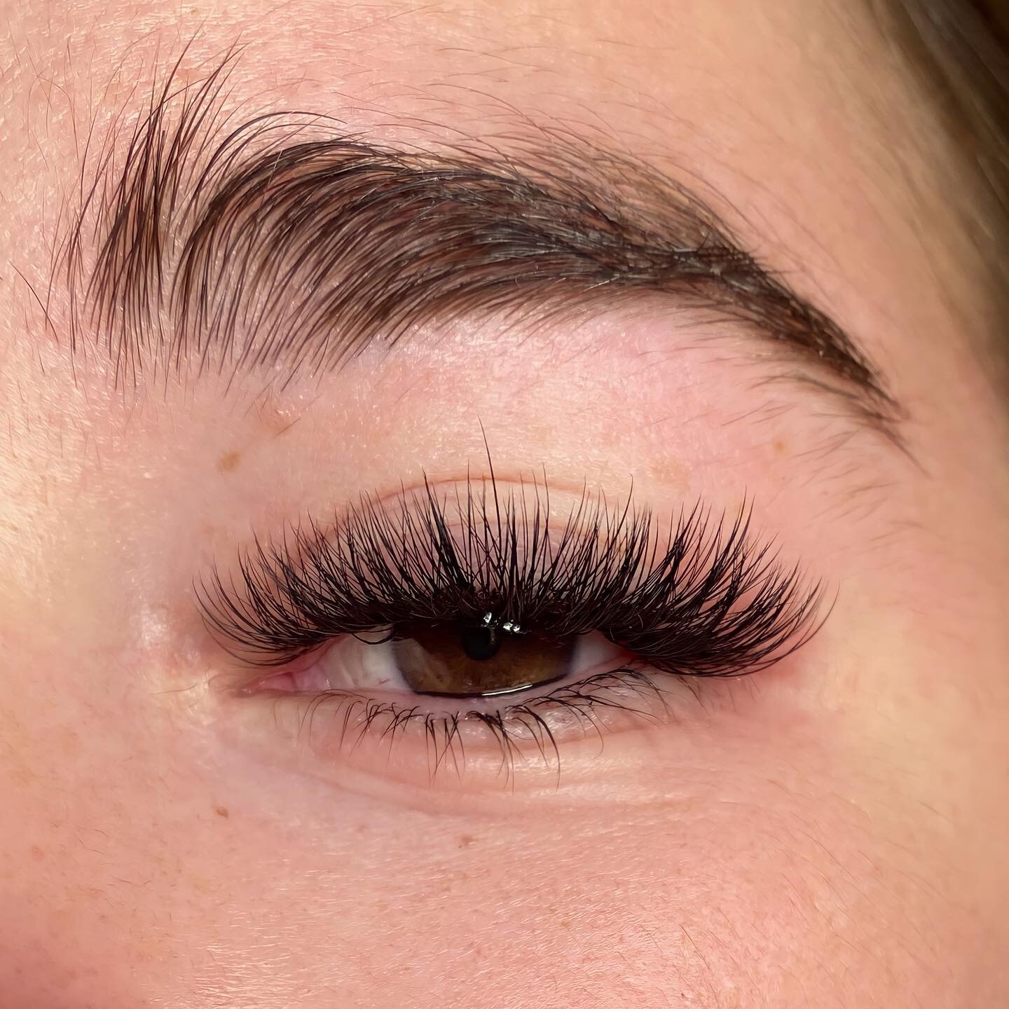 Volume Set ✨ Tired of wearing strip lashes / mascara?! Dm to book your appointment 💖