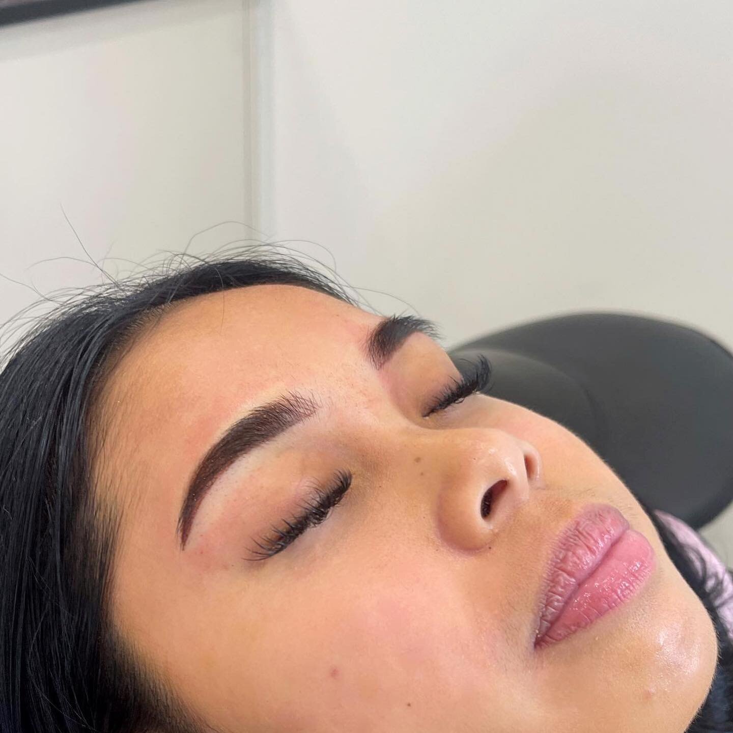 Combo eyebrow tattoo by @bunnylashes_perth_poy she is doing a 50% promo at the moment. Book your appointment now through dm/message.