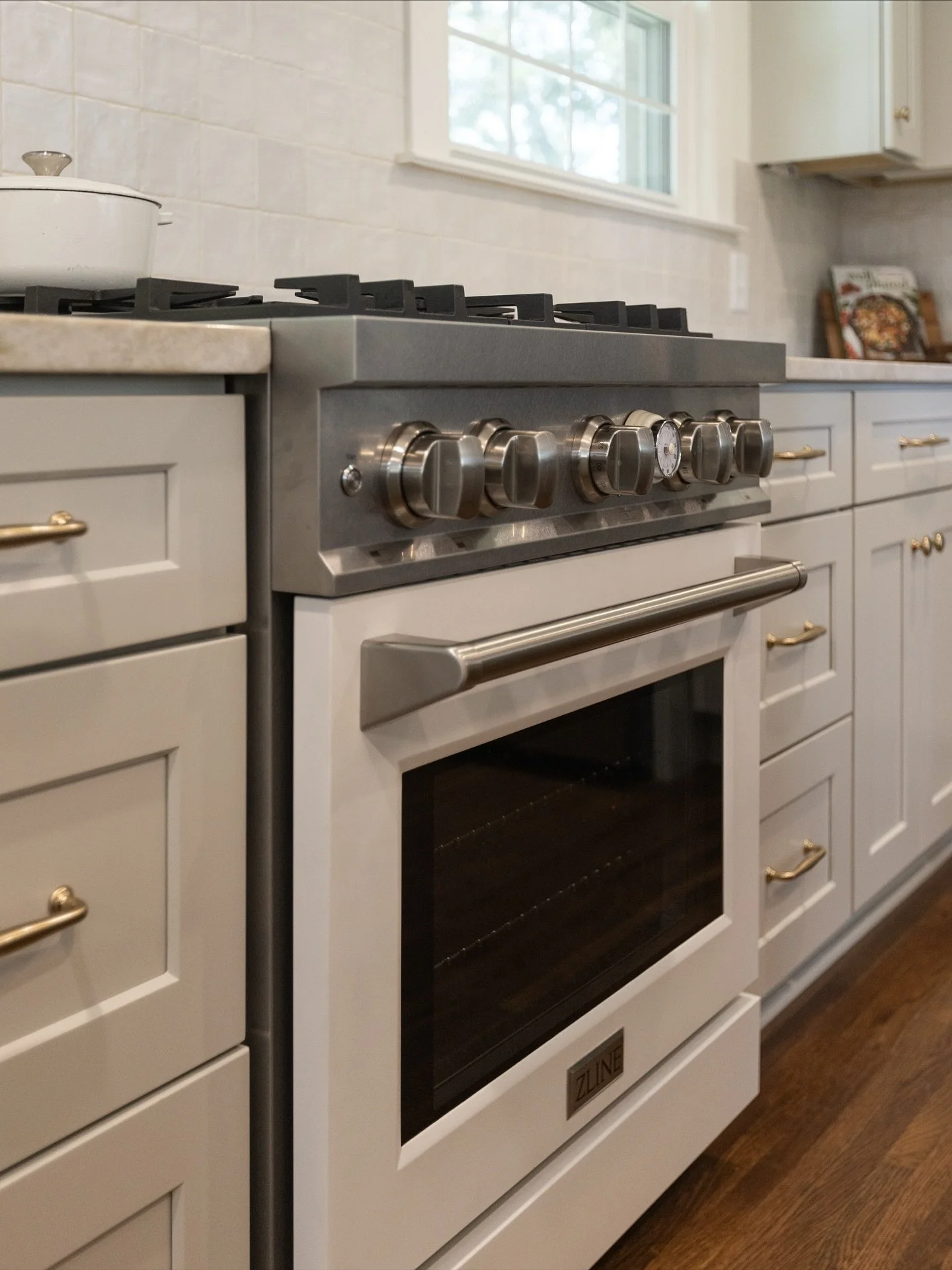 A closer look at the kitchen we shared yesterday. 🤍
The beauty of this space is in the details — the textures, tones, and warmth layered into every corner.