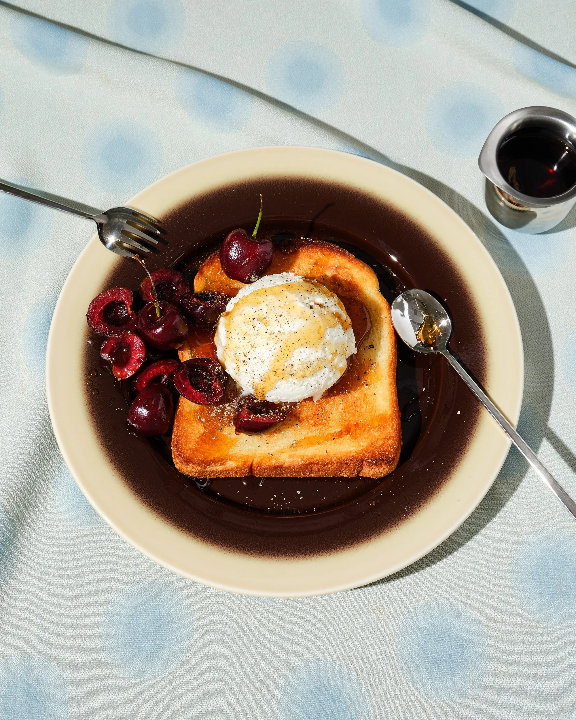 아이스크림과 체리를 올린 레트로 스타일의 프렌치 토스트. 빈티지 무드 푸드 스타일링.