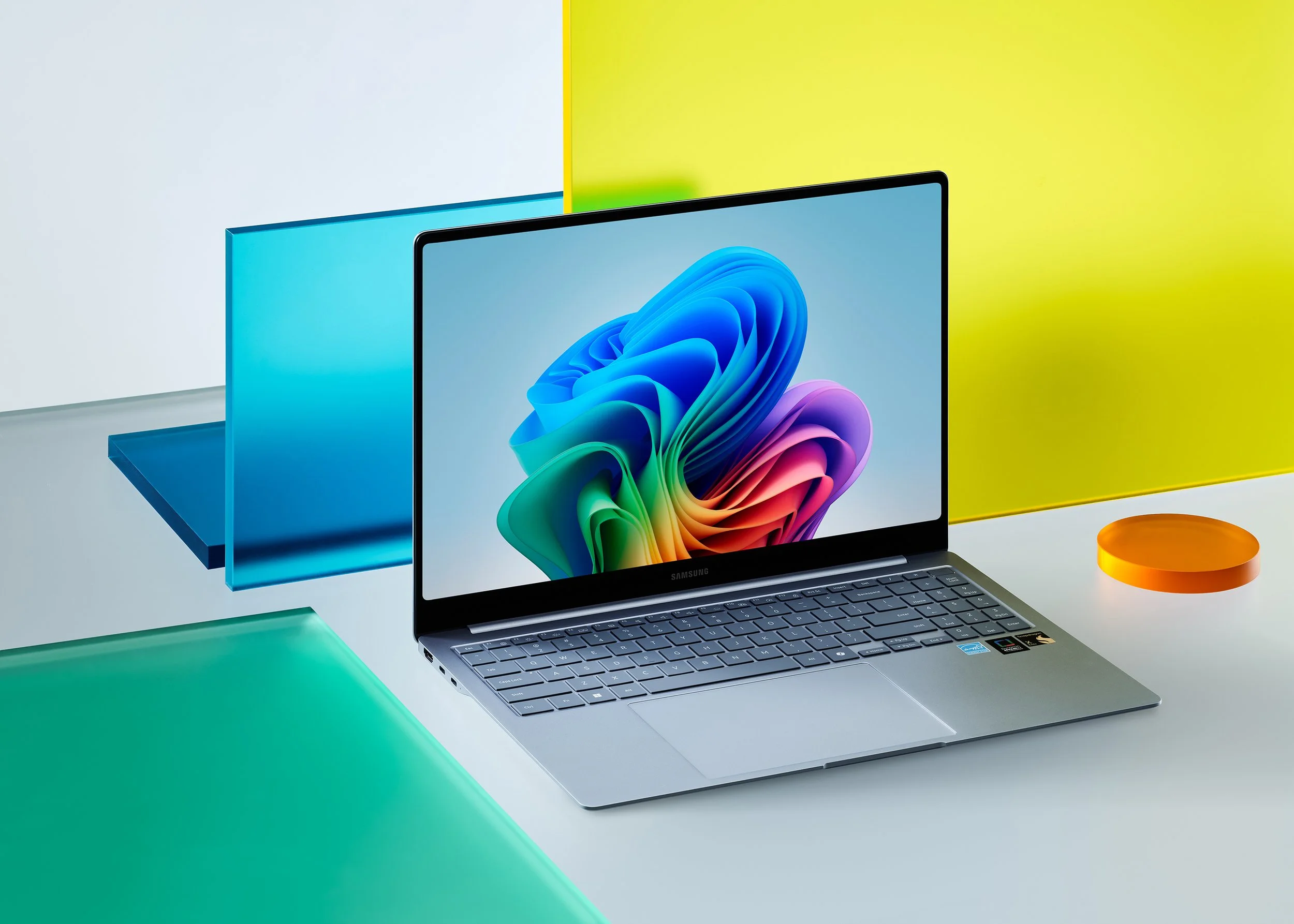 어느 각도에서나 빛나는 슬림 메탈 바디. 견고함과 가벼움을 동시에 잡은 미려한 측면 디자인이 데스크테리어의 품격을 높여줍니다