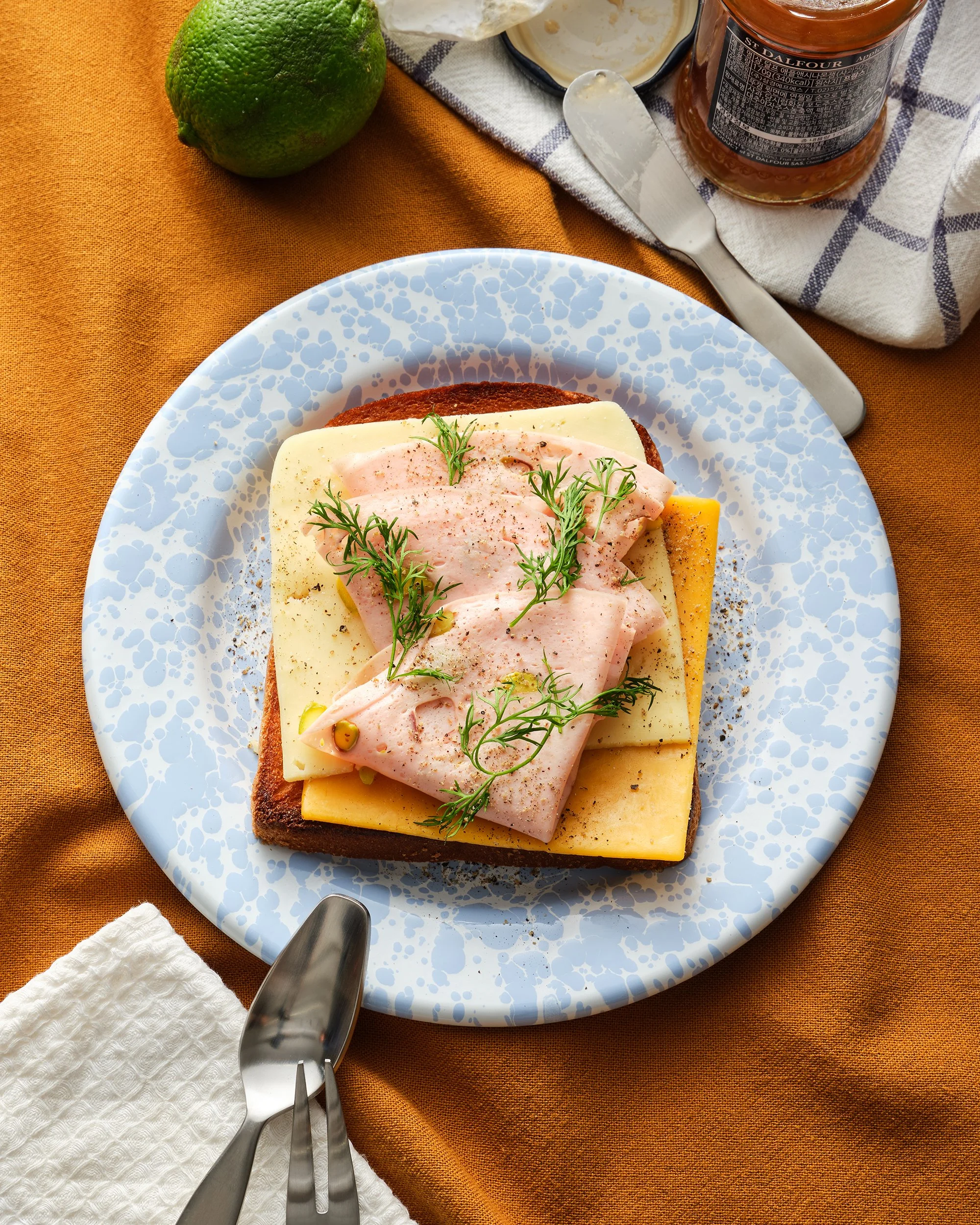 부라타 치즈와 허브, 올리브오일을 곁들인 브런치 메뉴 촬영. 자연광 스튜디오 포트폴리오.