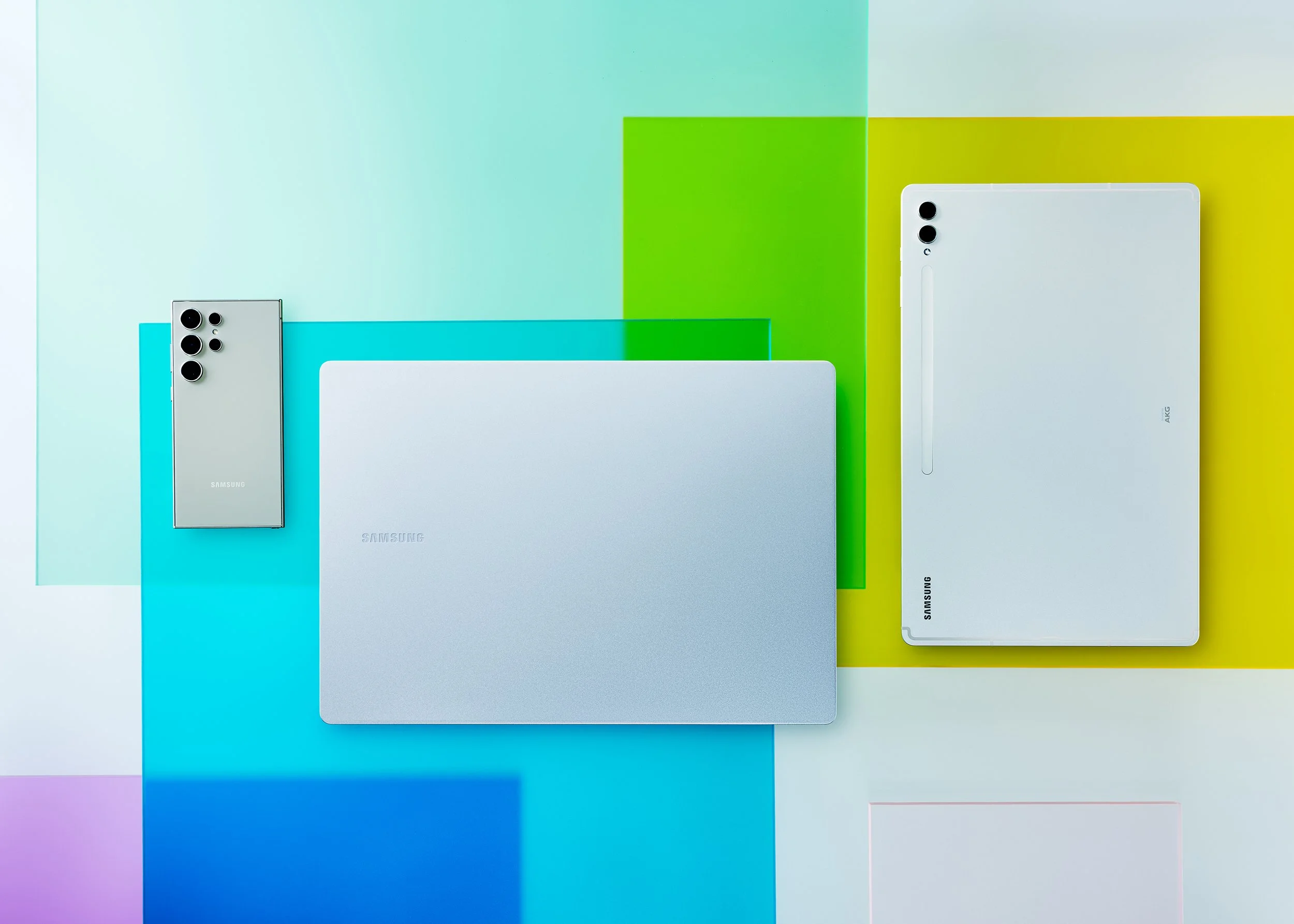 기술이 예술이 되는 순간. 컬러풀한 아크릴 오브제와 어우러진 갤럭시 패밀리의 모던한 메탈 디자인