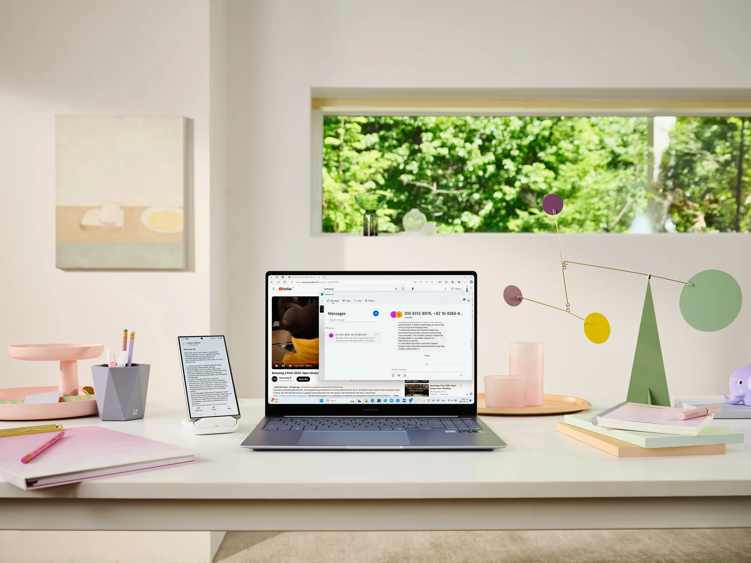 화이트 데스크테리어와 삼성 갤럭시 북4 엣지 폰링크 기능 연출 사진 standstill-studio