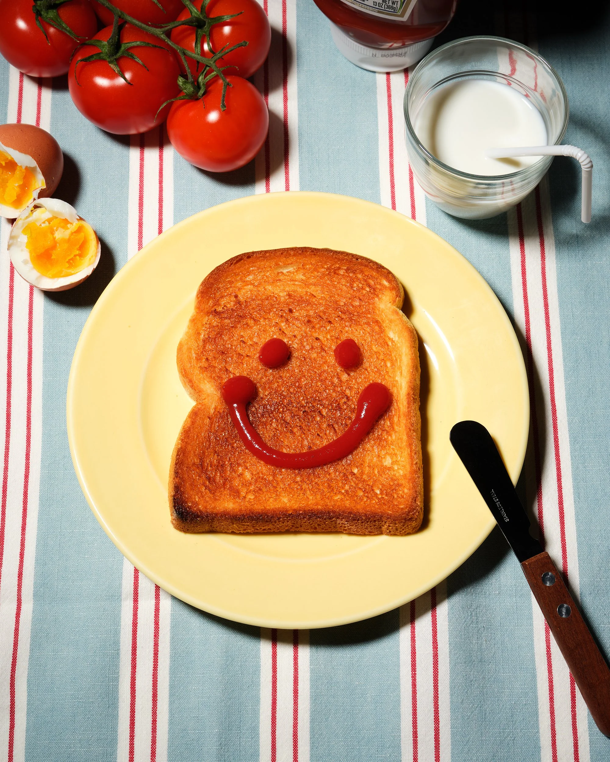 케첩으로 스마일 표정을 그린 토스트. 키치(Kitsch)하고 위트 있는 광고 비주얼 디렉팅.