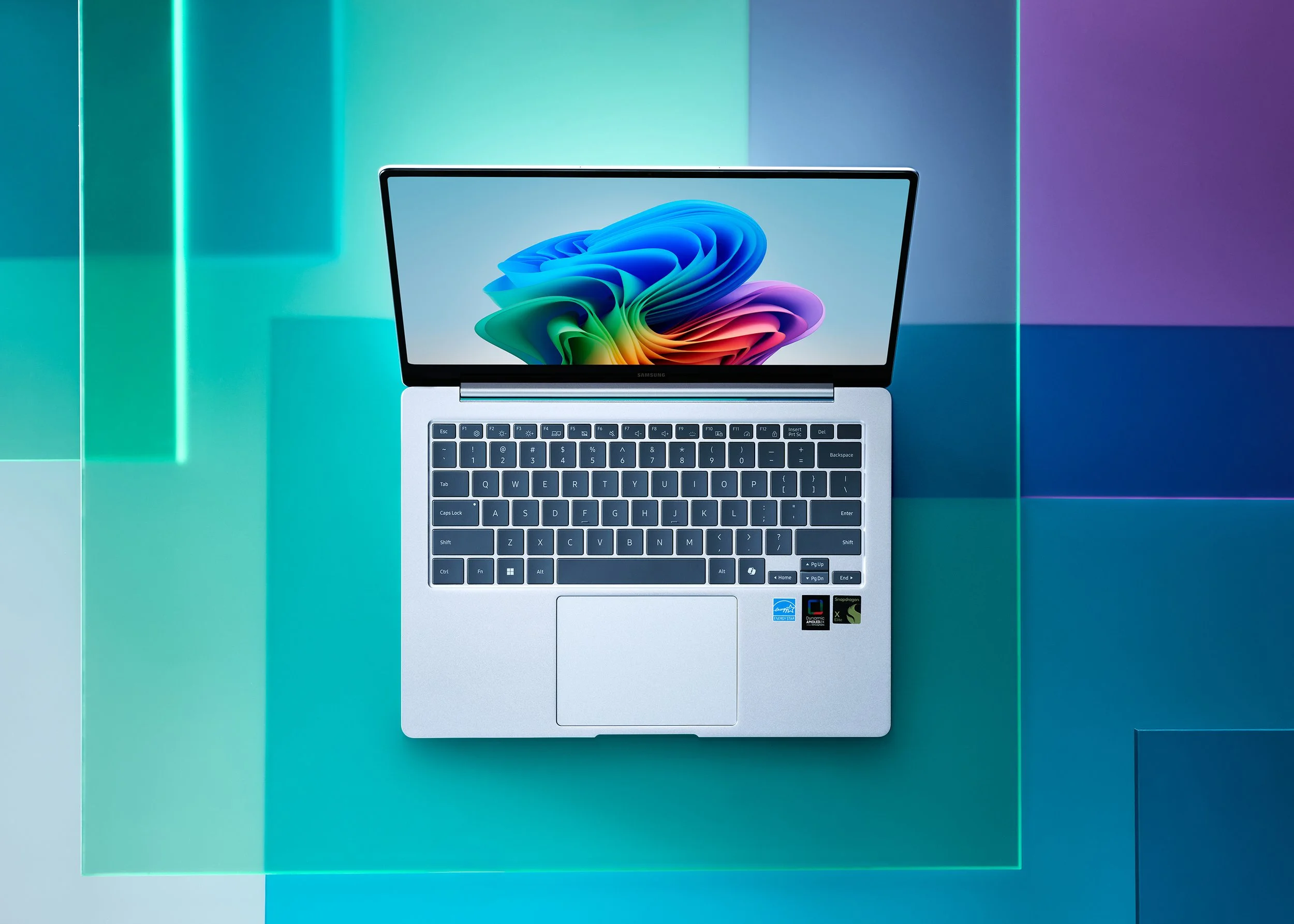 완벽한 대칭의 미학. 쿨 톤의 아크릴 레이어 위에서 더욱 빛나는 갤럭시북4 엣지의 정갈한 탑뷰. 군더더기 없는 미니멀리즘 디자인을 완성했습니다