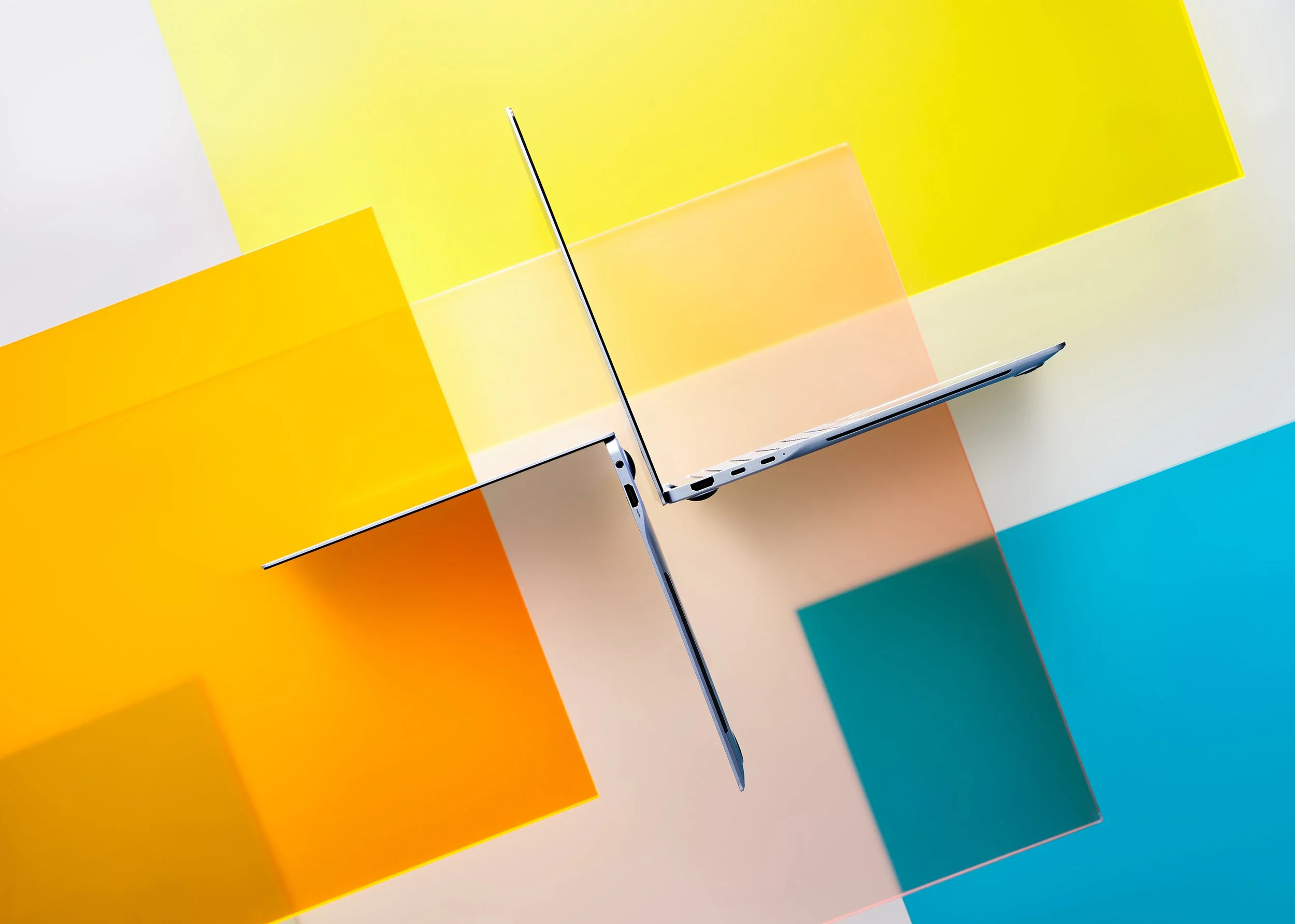 다채로운 컬러 블록 위를 가로지르는 미니멀리즘의 정수. 기하학적인 조형미와 어우러진 갤럭시북4 엣지의 압도적인 슬림함을 감상해보세요