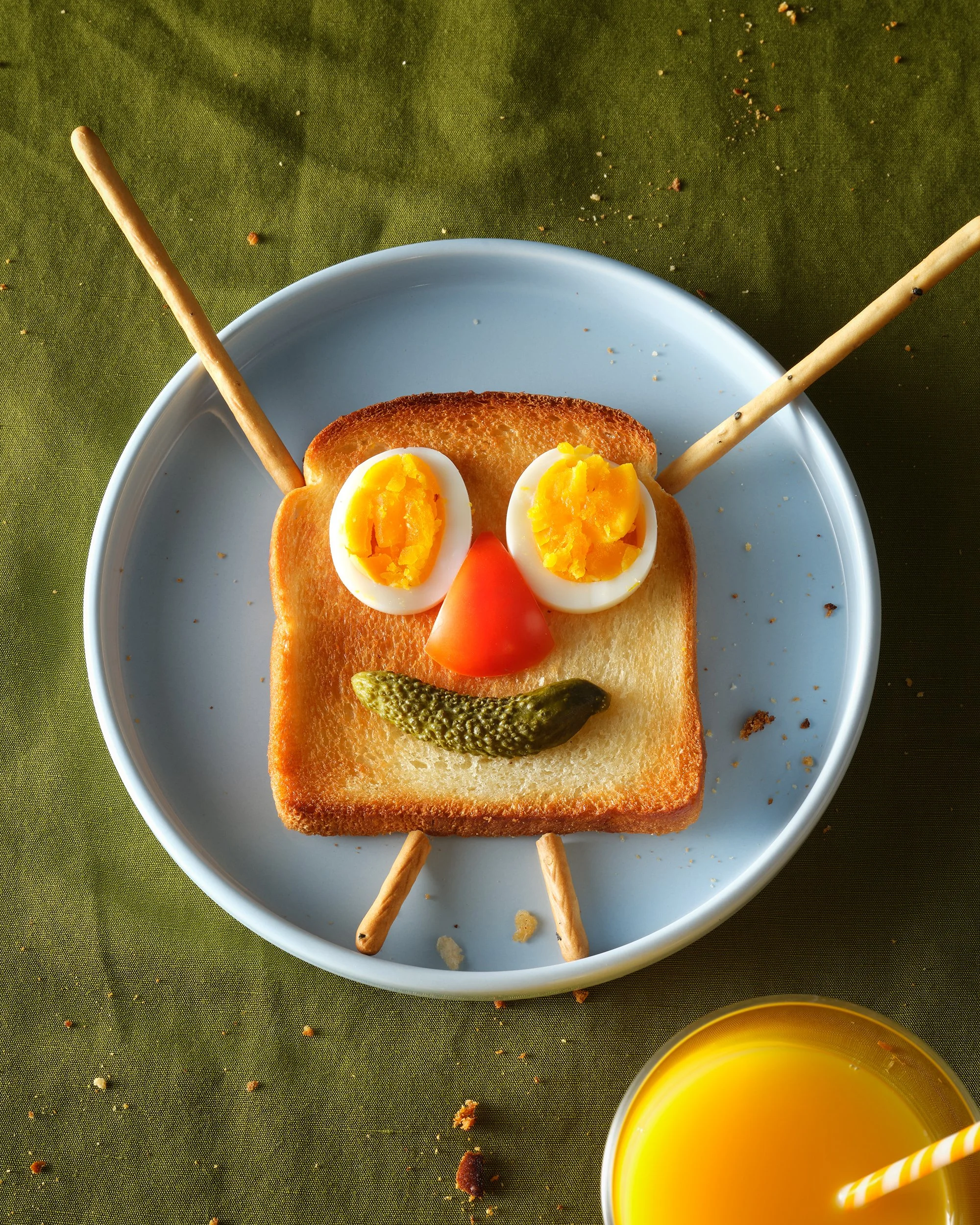 삶은 계란과 피클로 얼굴을 만든 재미있는 토스트 푸드 아트. 창의적인 광고 컨셉.