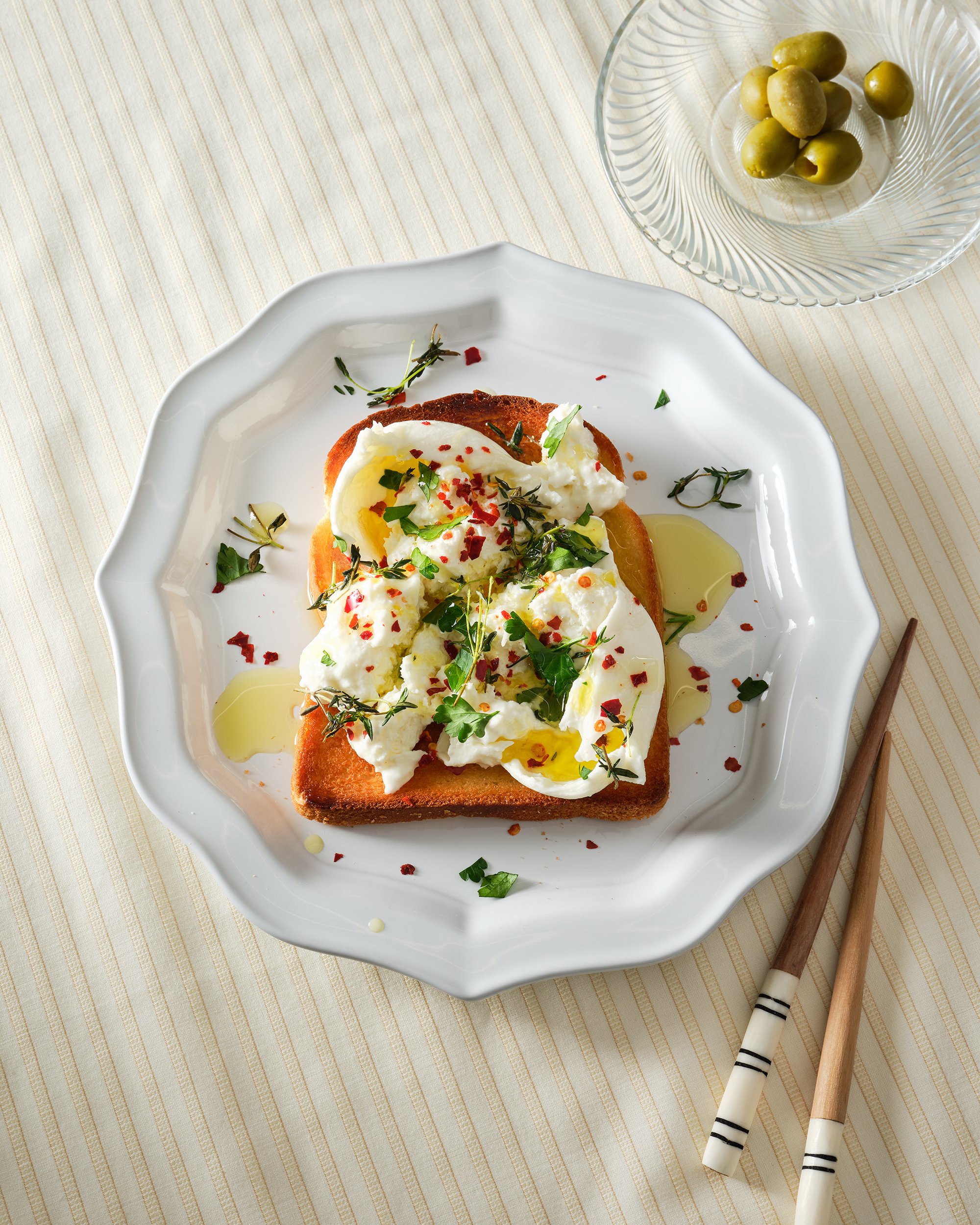 으깬 감자와 계란 샐러드를 올린 토스트. 피크닉 무드의 밝고 경쾌한 음식 사진.