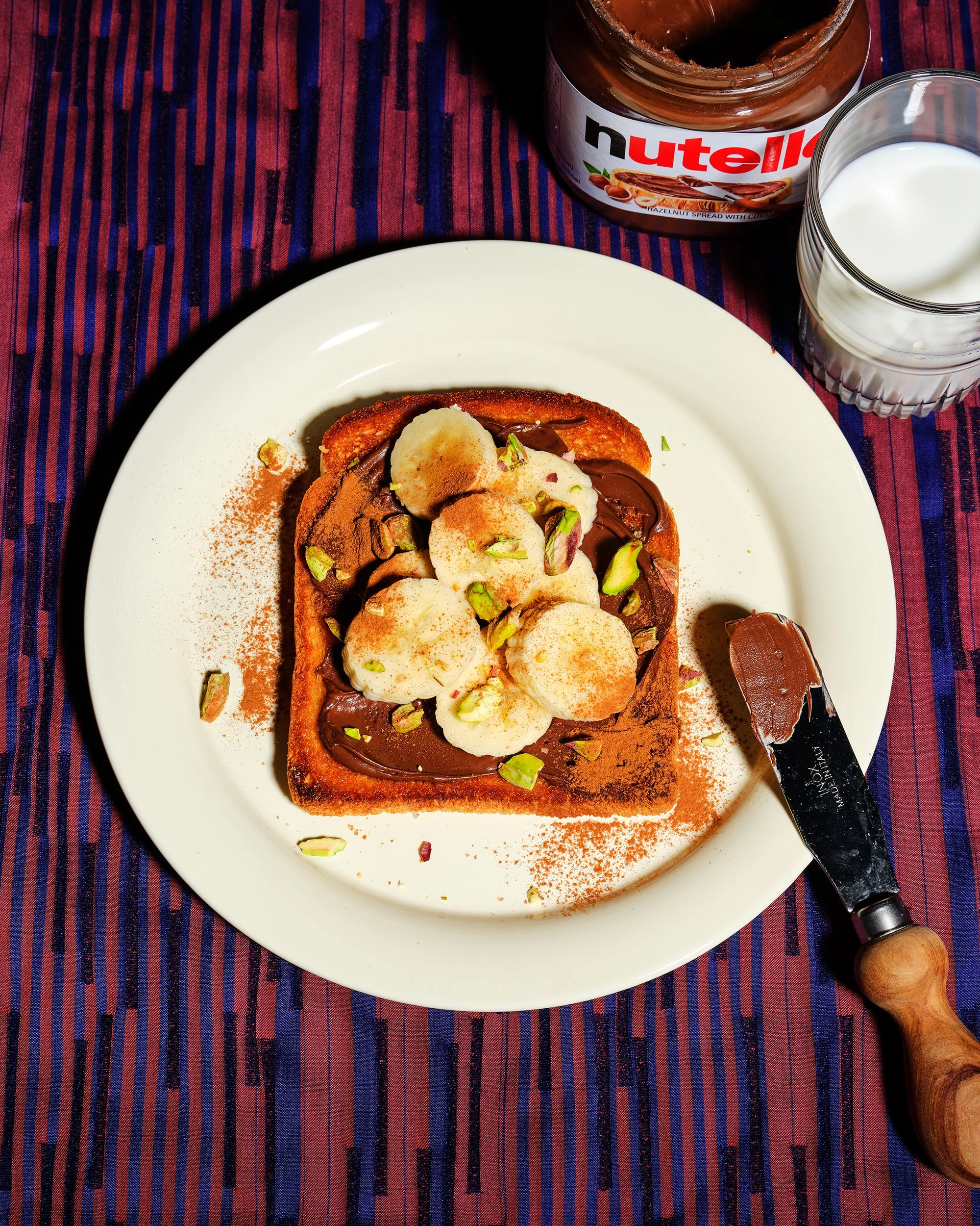 누텔라와 바나나를 활용한 홈카페 컨셉의 토스트 촬영. 자연스러운 연출의 광고 사진.