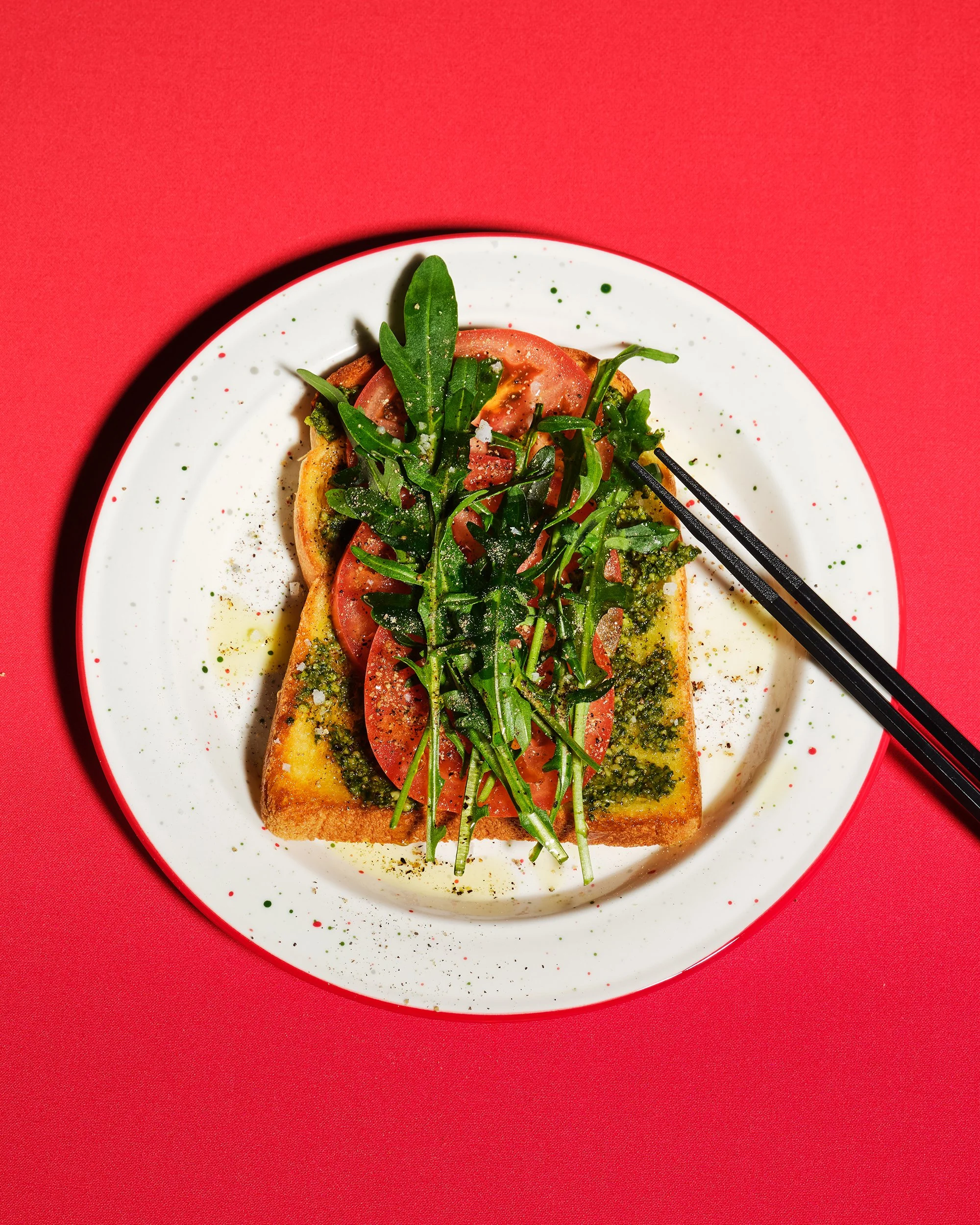 붉은 배경과 대비되는 그린 페스토 토스트 푸드 스타일링. BNK부산은행 빵빵카드 광고 촬영.