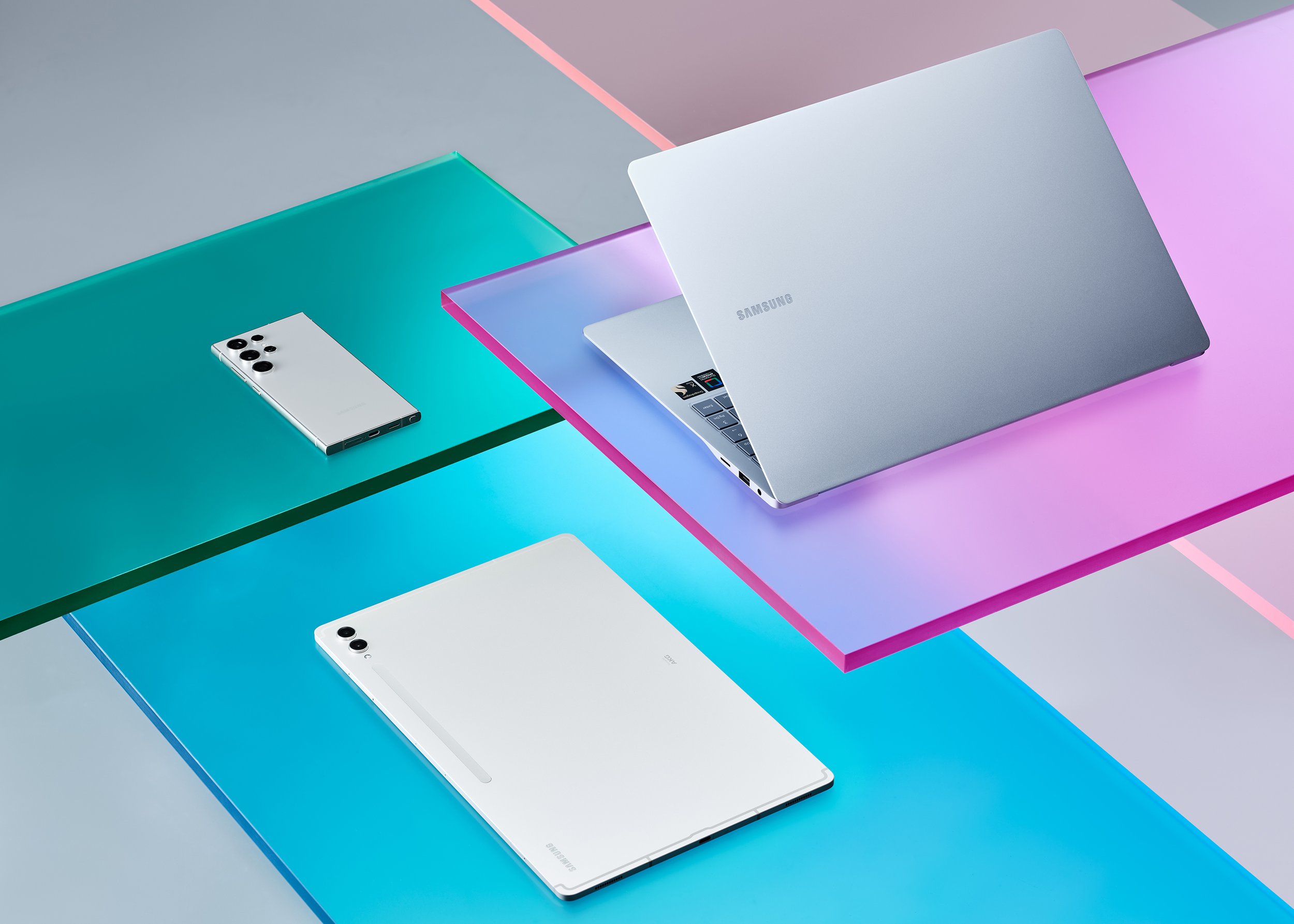 기술이 예술이 되는 순간. 컬러풀한 아크릴 오브제와 어우러진 갤럭시 패밀리의 모던한 메탈 디자인