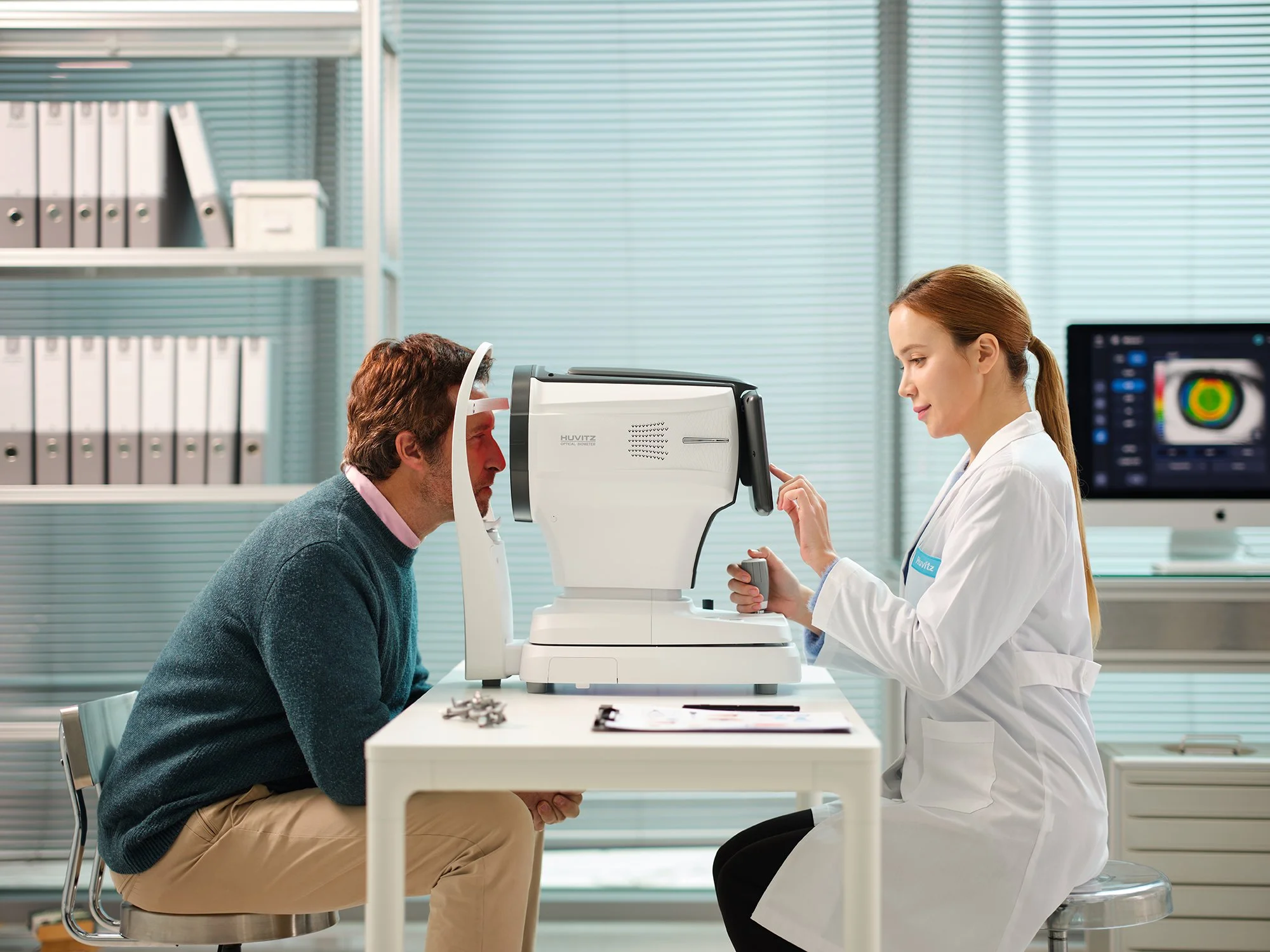 huvitz-optical-biometer-patient-examination-photography.jpg