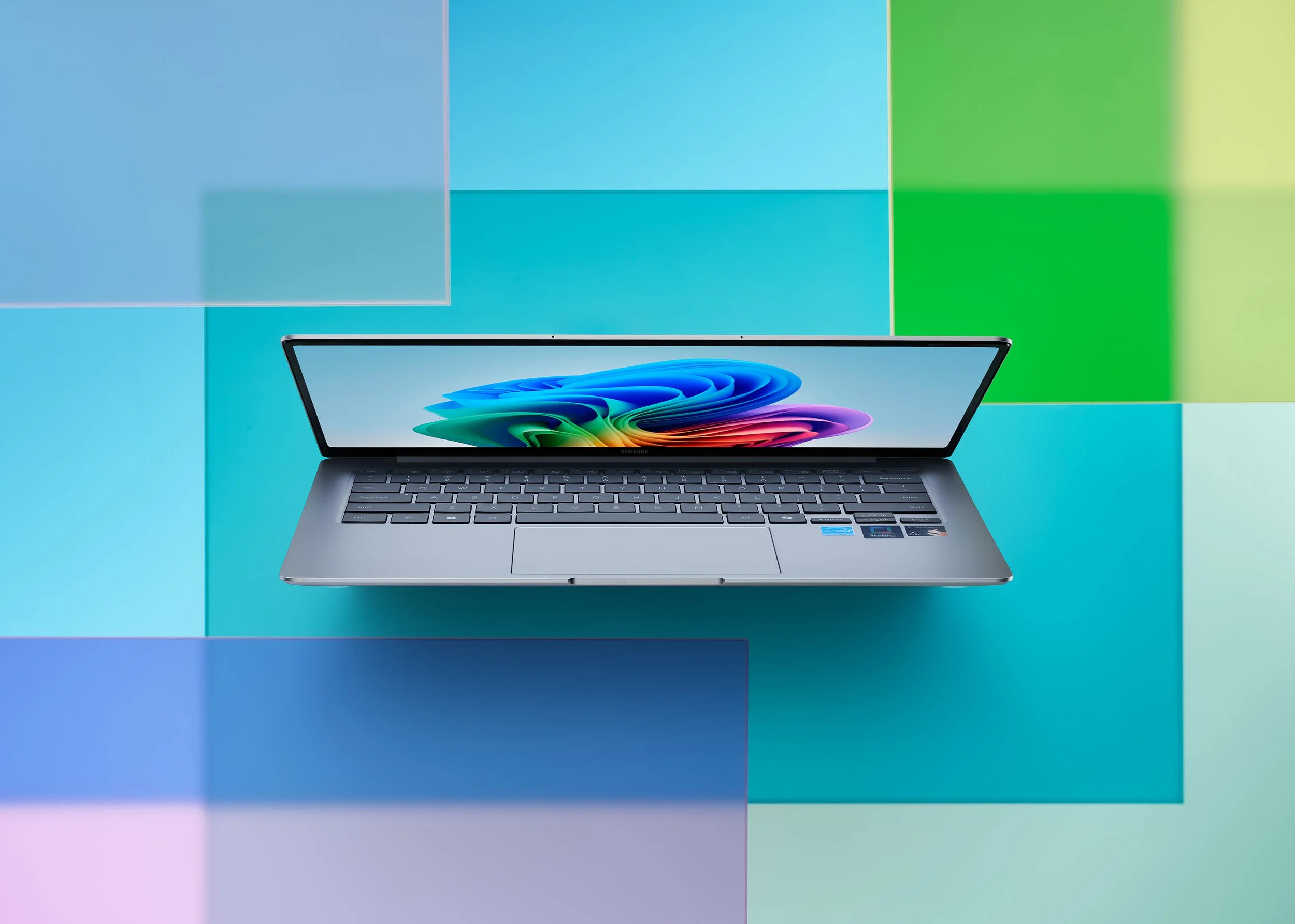 공간을 감각적으로 채우는 사파이어 블루. 모던한 디자인의 갤럭시북4 엣지가 다채로운 컬러 팔레트 위에서 세련된 존재감을 드러냅니다.