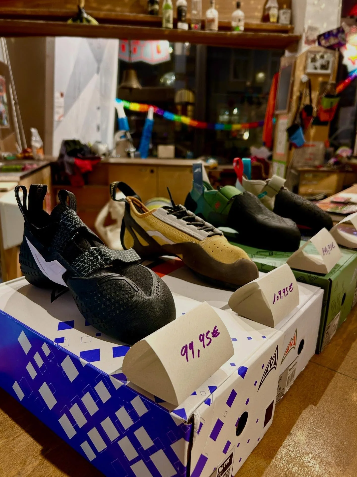 Tattaaaa 🥳 bei uns gibt&rsquo;s wieder Schuhe im Shop 🧗&zwj;♀️

Vom Anf&auml;nger bis zum Pro-Modell 🦶

Mad Rock Rover ➡️ Einsteiger
Mad Rock Phoenix ➡️ Klassiker geschn&uuml;rt
Mad Rock Shark ➡️ Pro
Mad Rock Drone ➡️ Pro High End

Geile Teile!

#