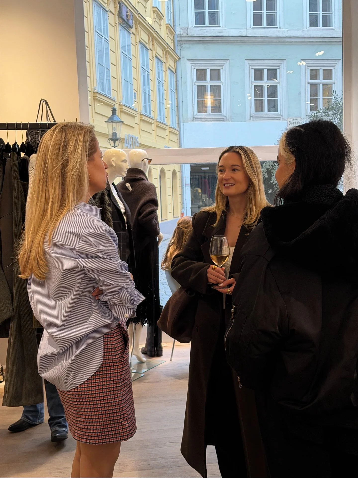 Unsere Arbeit als Agentur geht f&uuml;r uns weit &uuml;ber reine Leistungserbringung hinaus.
Wir wollen die Menschen hinter den Marken verstehen, ihre Visionen kennenlernen und wirklich eintauchen in das, was sie aufbauen.

Hier bei einem Event von e