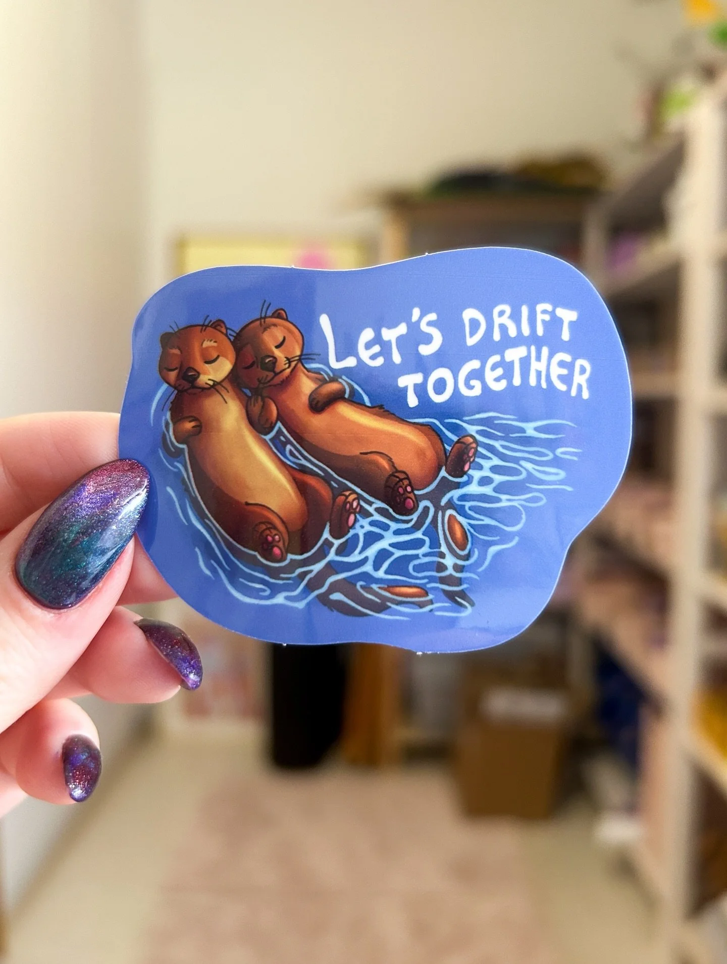 Te rakastatte tosi paljon saukko-kirjanmerkki&auml; ja kyselitte voisiko jo tulla saukko-tarra? No tottakai voi! 💖💖💖

Saukot nukkuu vedess&auml; pit&auml;en toisistaan k&auml;dest&auml; kiinni, etteiv&auml;t ajaudu erilleen. Mun mielest&auml; se o