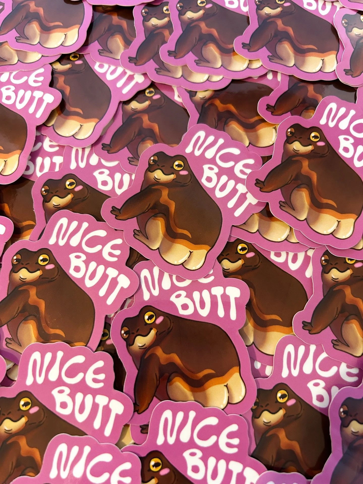 Olisiko teill&auml; aikaa yhdelle Pylly Sammakko-tarralle? ❤️

Te rakastatte super paljon mun pylly sammakkoa! Ja h&auml;n on hahmo, joka on tullut j&auml;&auml;d&auml;kseen! H&auml;nen nimens&auml; on yksinkertaisesti Pylly Sammakko! Olisko siis etu