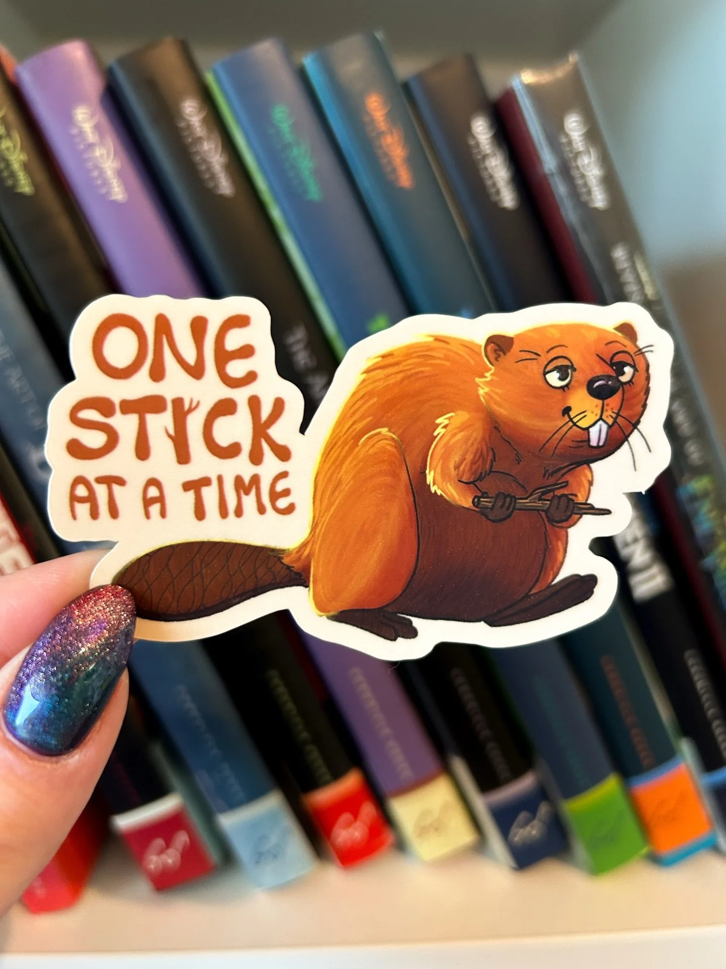 Paljastetaan viel&auml; viimeinen tarra, joka tulee torstain tuotejulkaisuun! 😁
Siis majavahan on semmonen josta pit&auml;isi olla enemm&auml;n tuotteita! Mulla on t&auml;ss&auml; varmaa vuoden ollu toivelistalla majava tarra-arkki, mut onhan t&auml