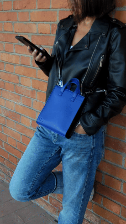 Mini Tote Electric Blue In Movimento.gif