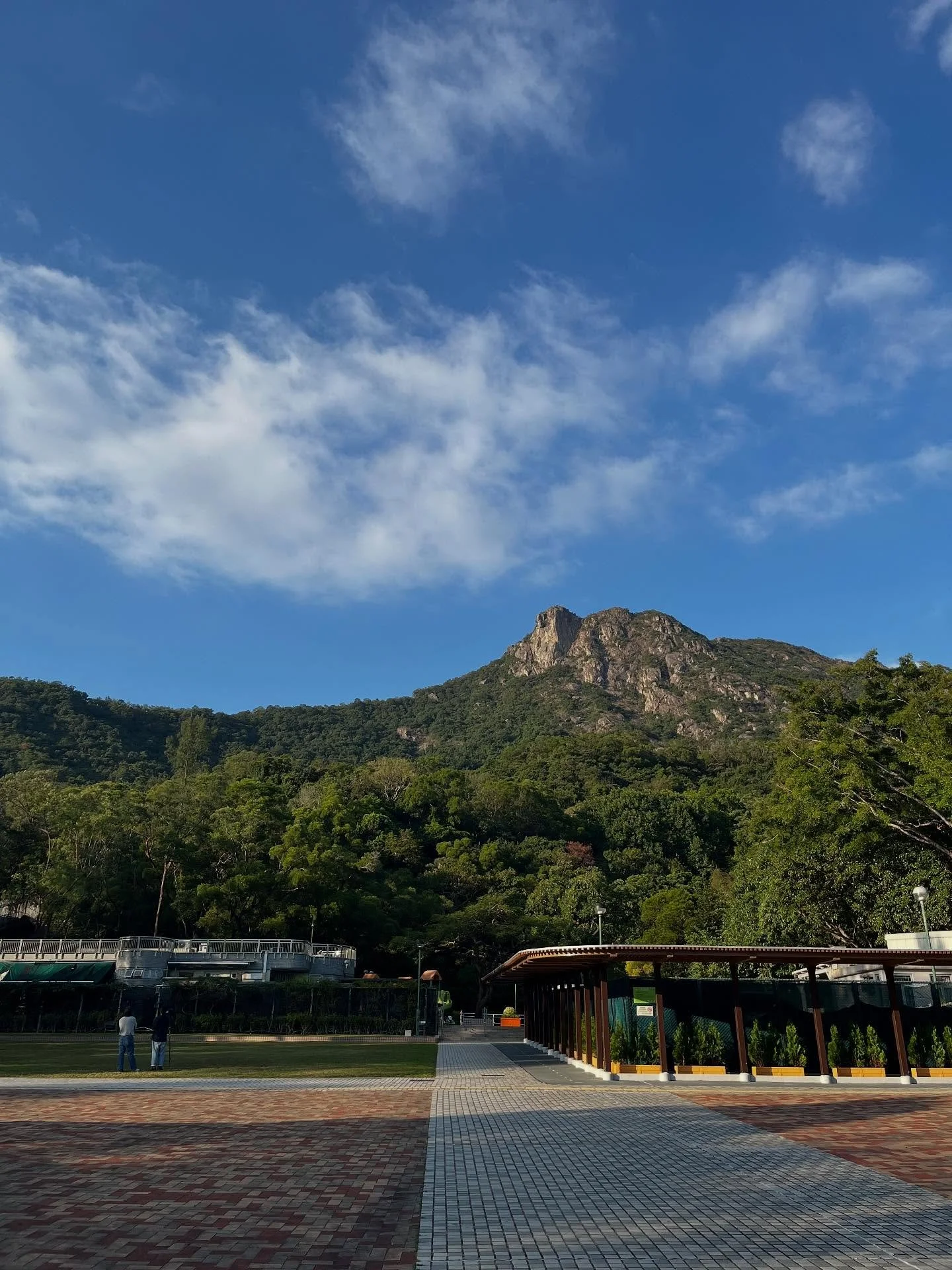 Lion&rsquo;s rock hike yesterday was such a treat 🦁🪨🤩, my favourite part if there is to be one, the climb down in the dark&hellip; 🌚
As long as I could refrain from using my torch and trust my body to safely find ground under my feet, I felt deep